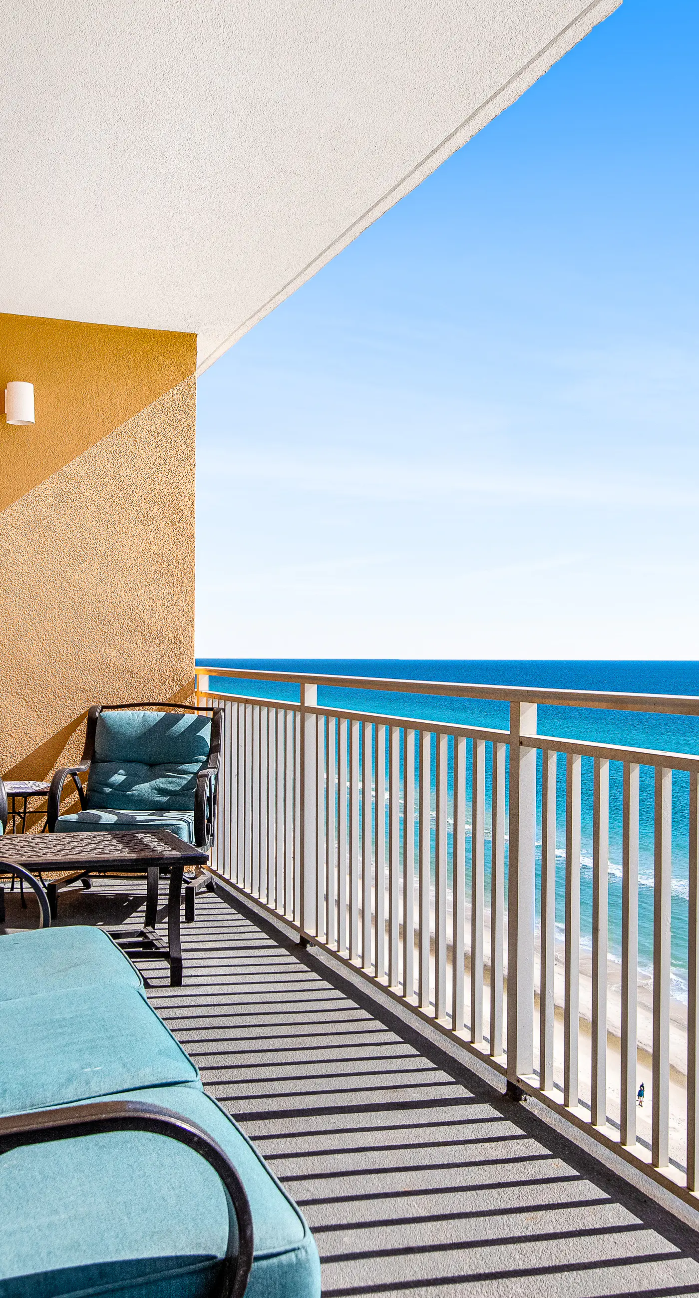 Oceanfront condo with ocean view, pool & hot tub, fast WiFi, and W/D