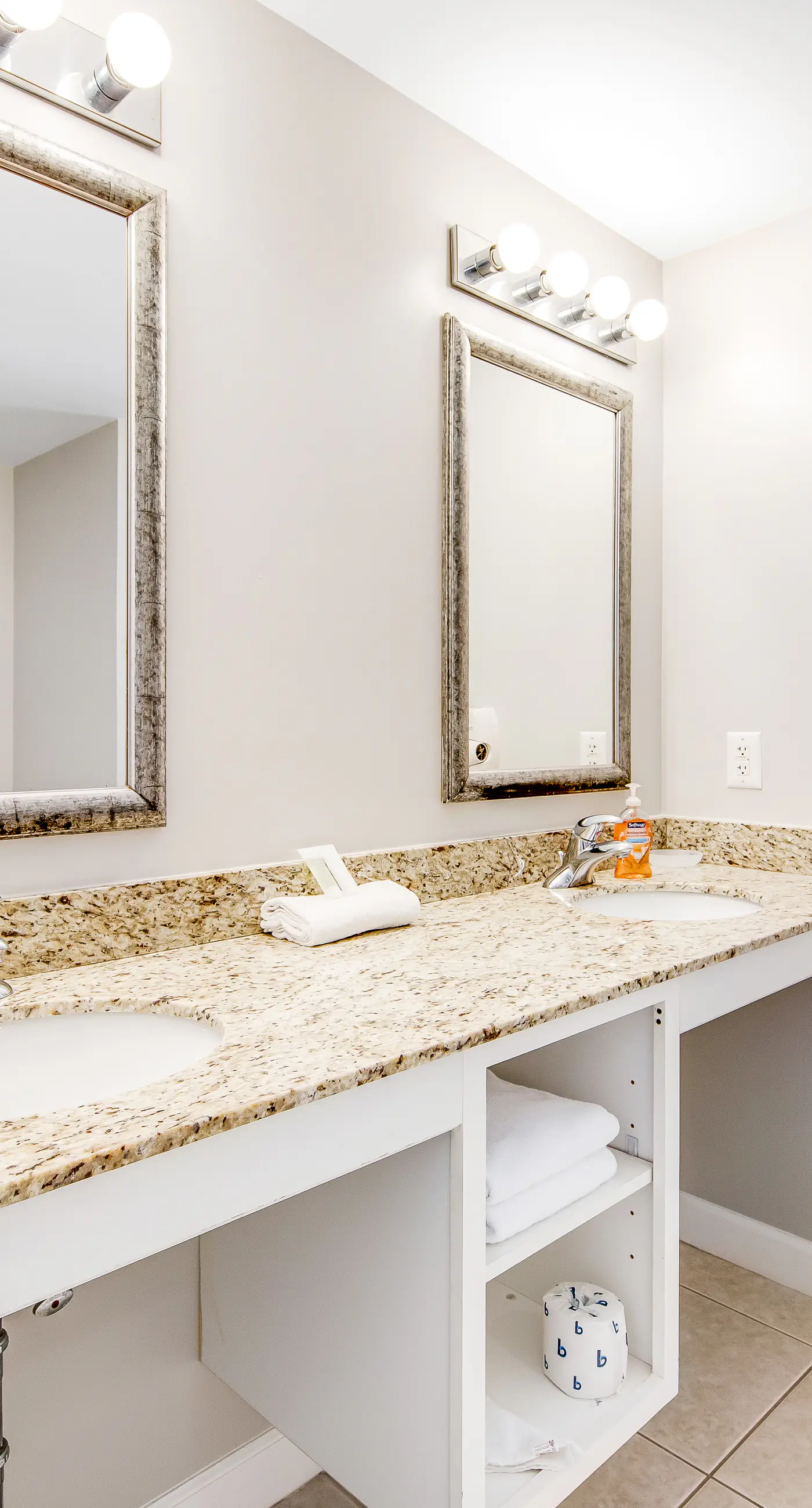 16th-floor oceanfront condo with pools & hot tub, ocean view, W/D & WiFi