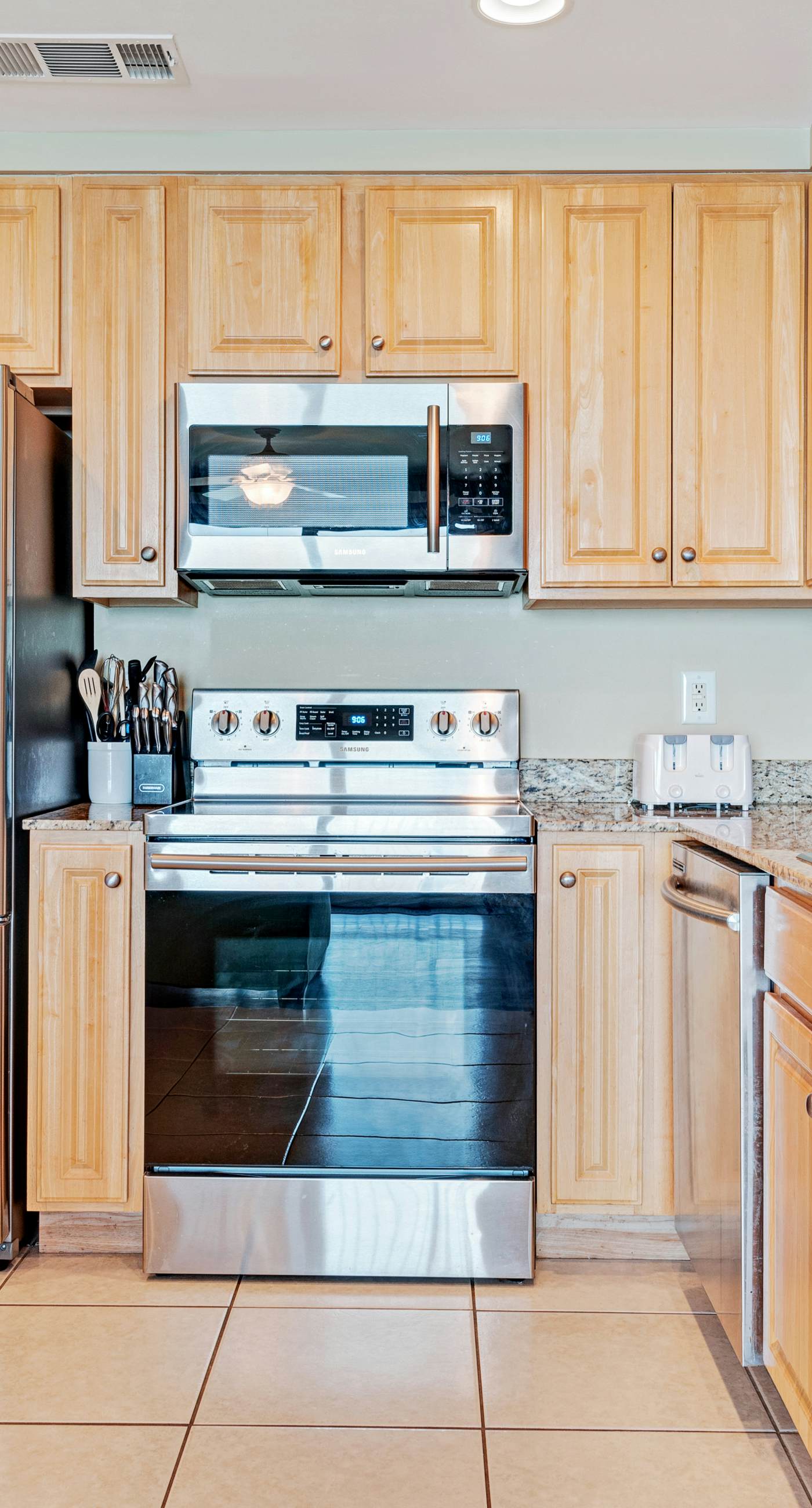 Gulf front condo with resort amenities, snack bar, and Lazy River