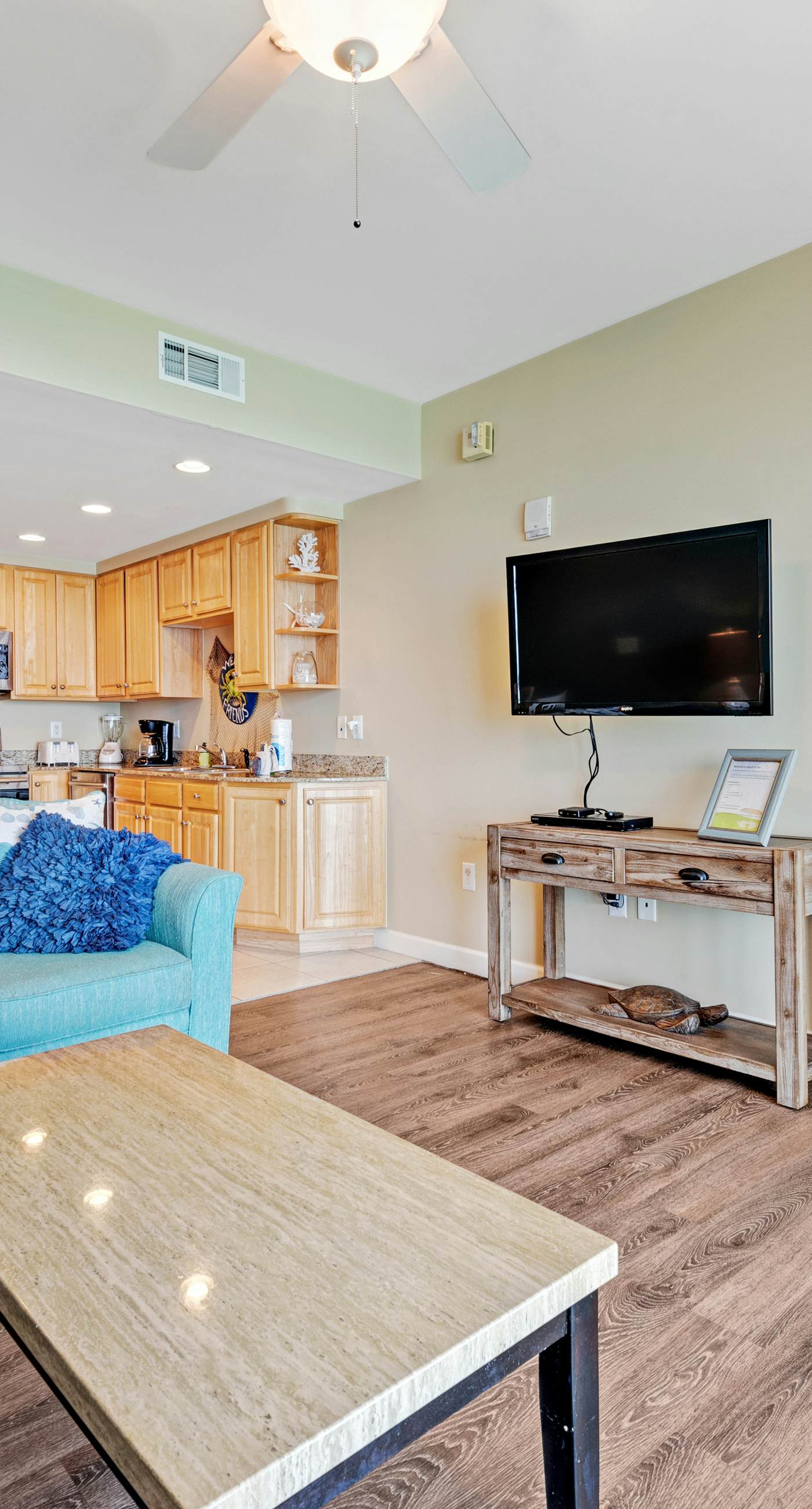 Gulf front condo with resort amenities, snack bar, and Lazy River