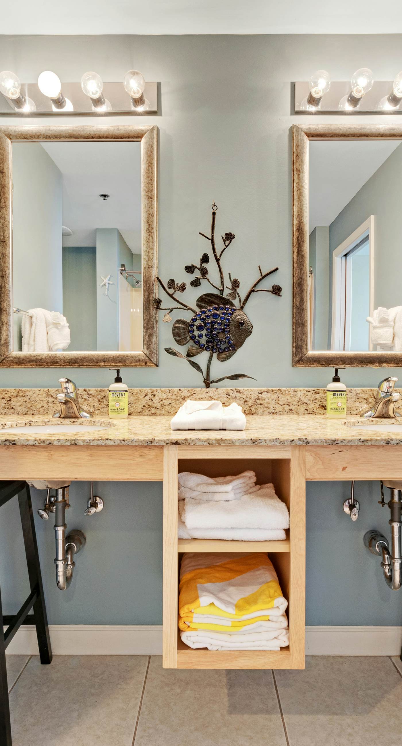 Gulf front condo with resort amenities, snack bar, and Lazy River