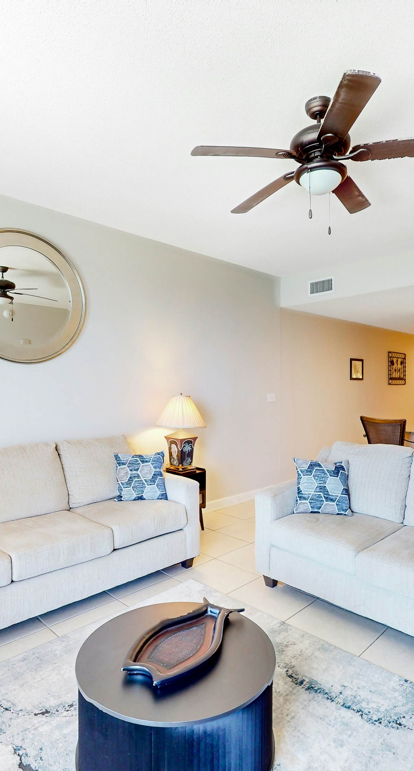 Zen Gulf-front condo with amazing views, pool, beach access, gym & game room