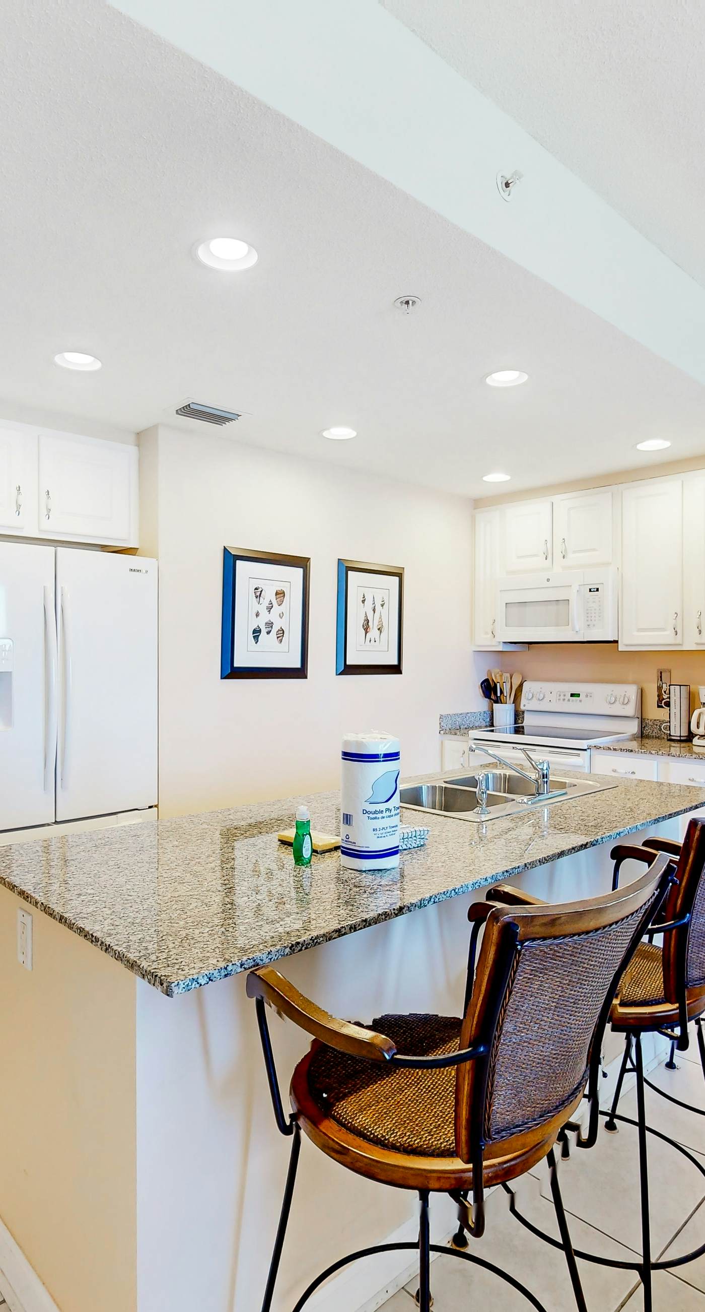 Zen Gulf-front condo with amazing views, pool, beach access, gym & game room