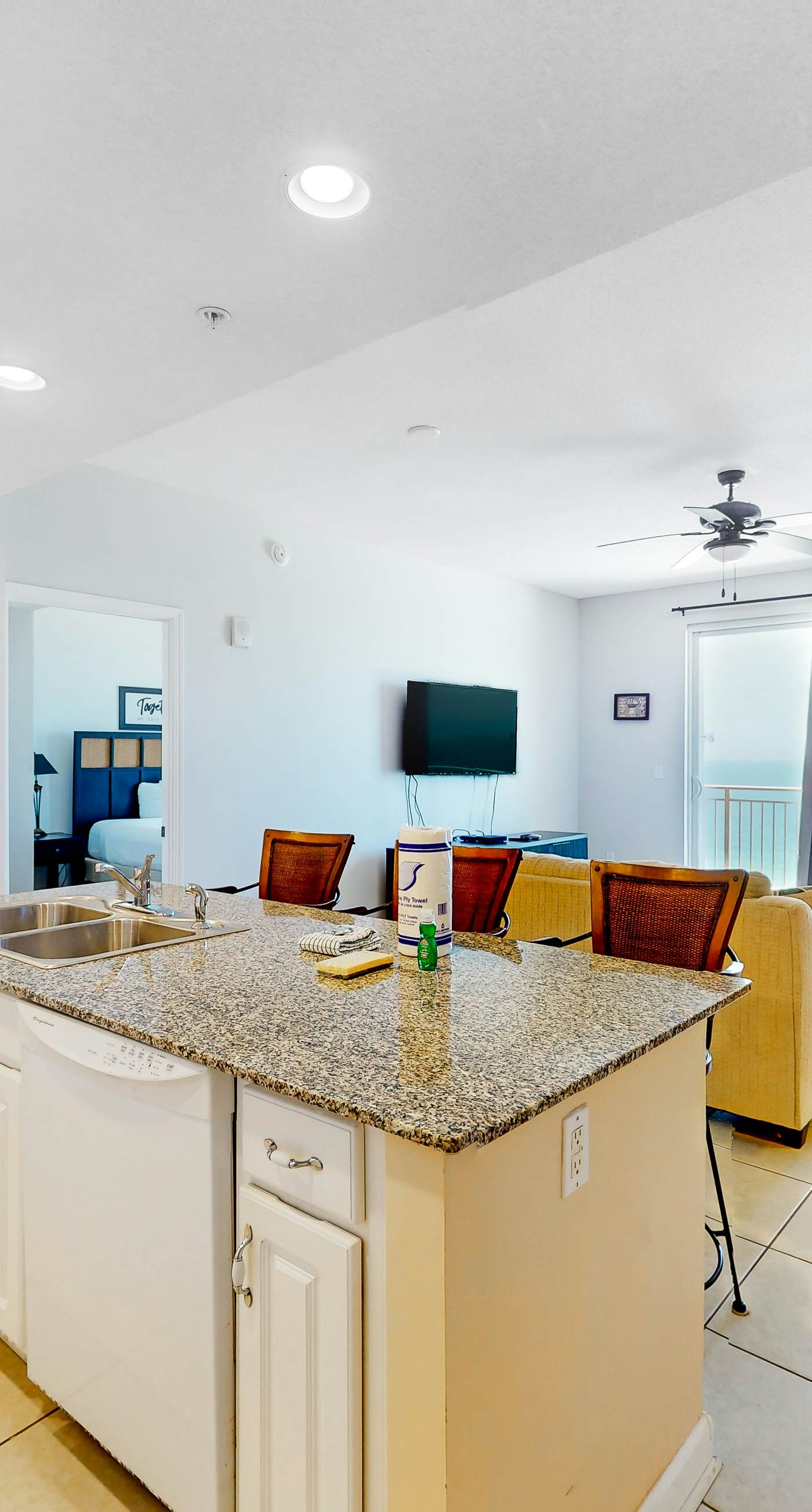 Zen Gulf-front condo with amazing views, pool, beach access, gym & game room