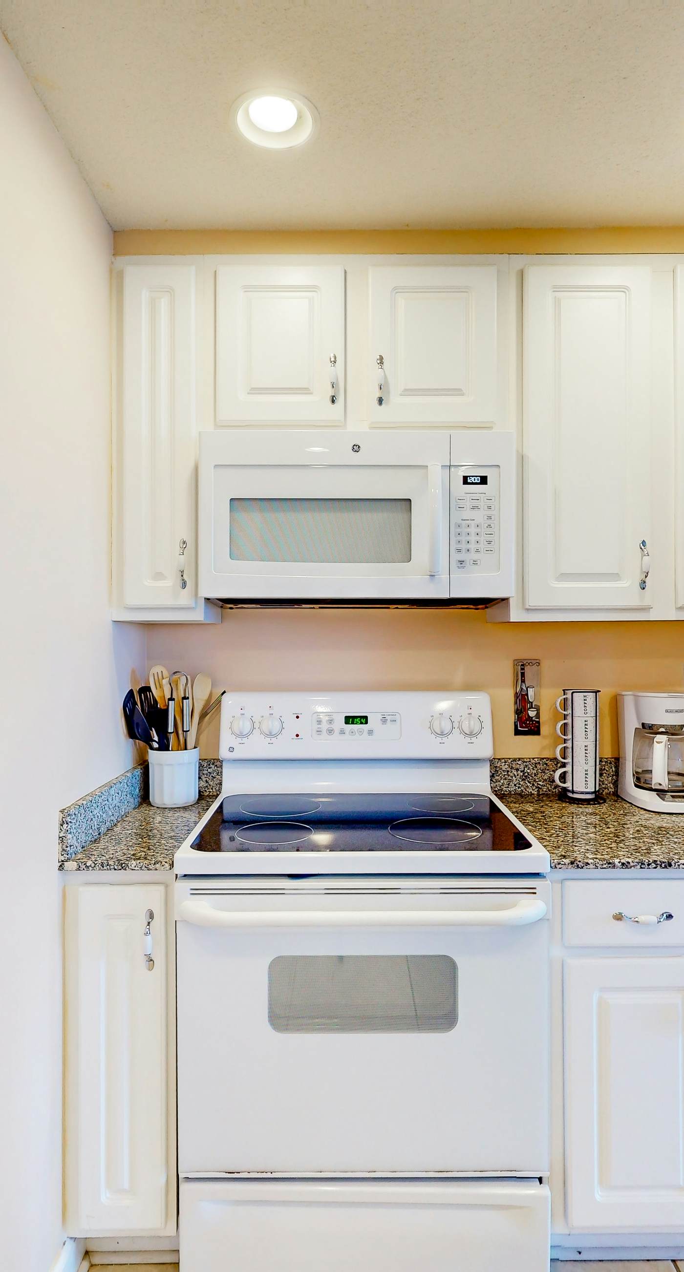 Zen Gulf-front condo with amazing views, pool, beach access, gym & game room