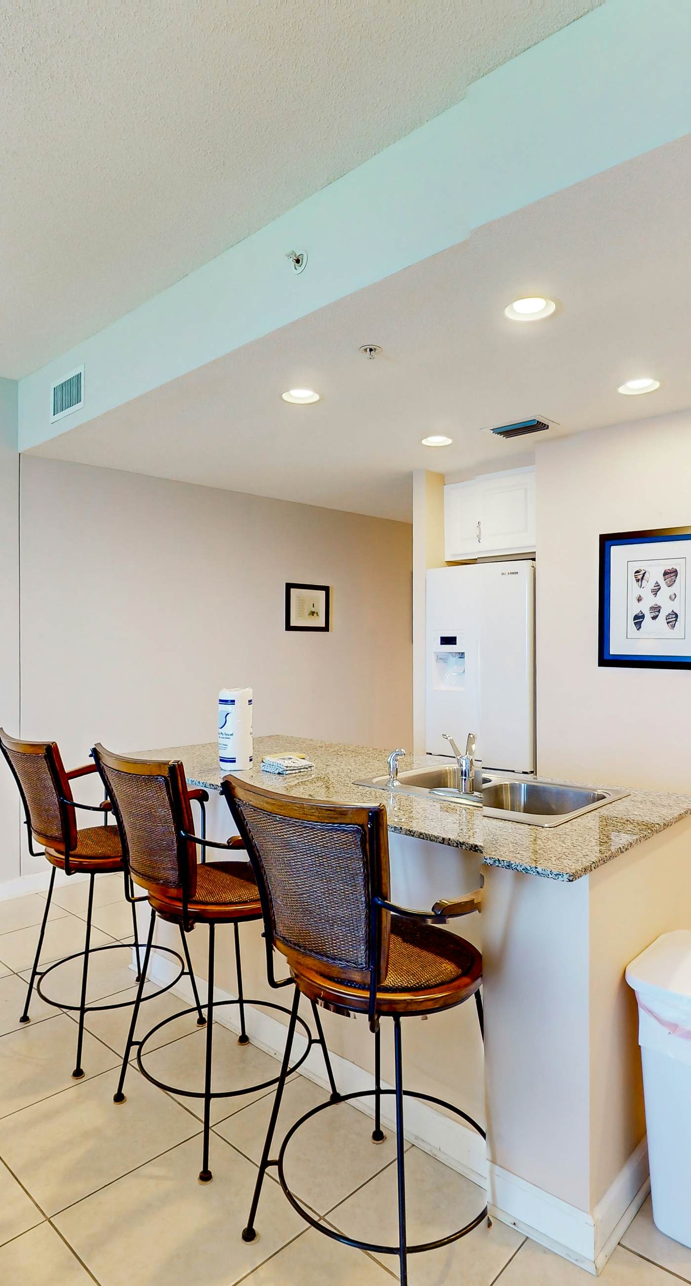 Zen Gulf-front condo with amazing views, pool, beach access, gym & game room