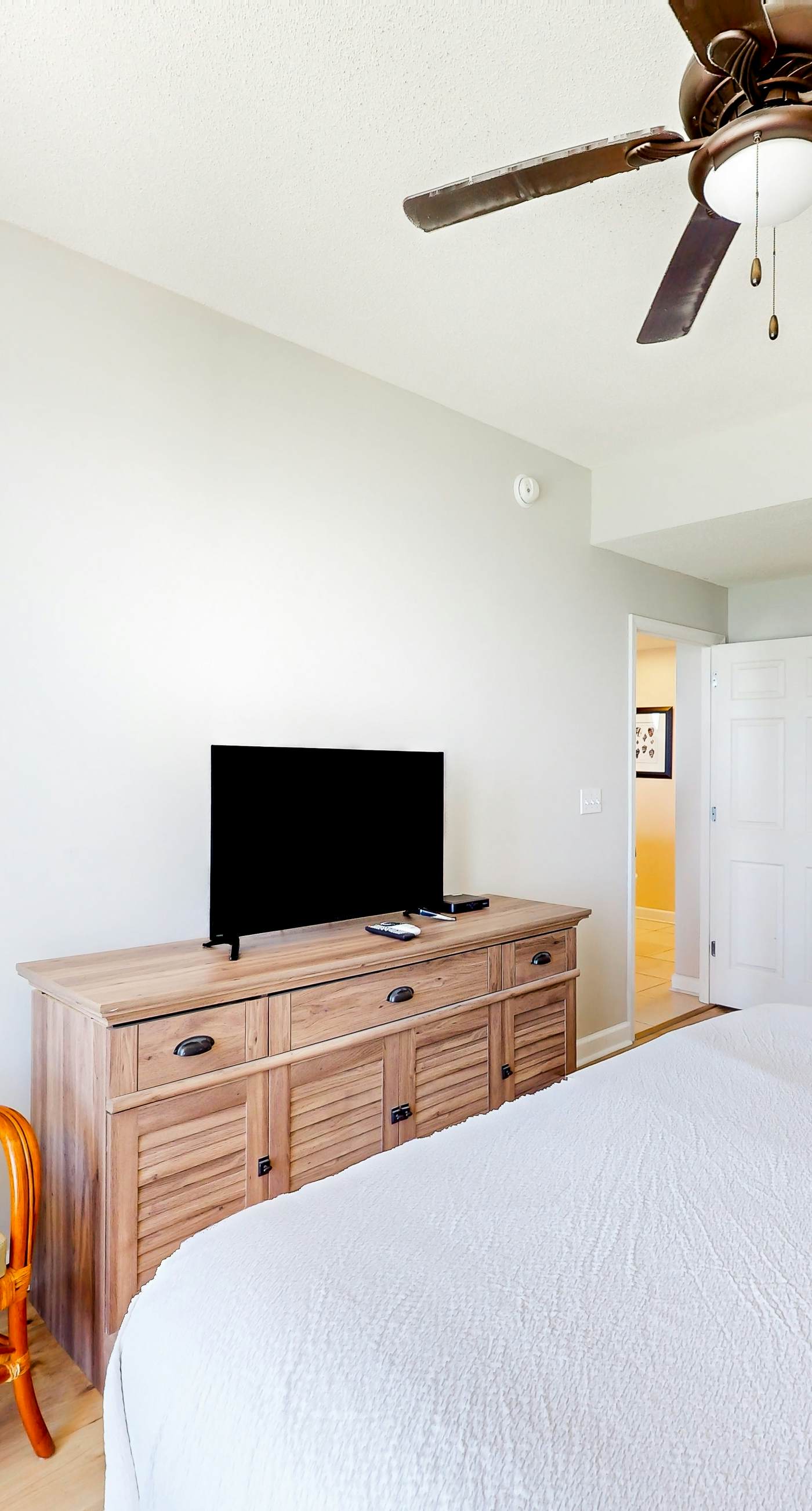 Zen Gulf-front condo with amazing views, pool, beach access, gym & game room