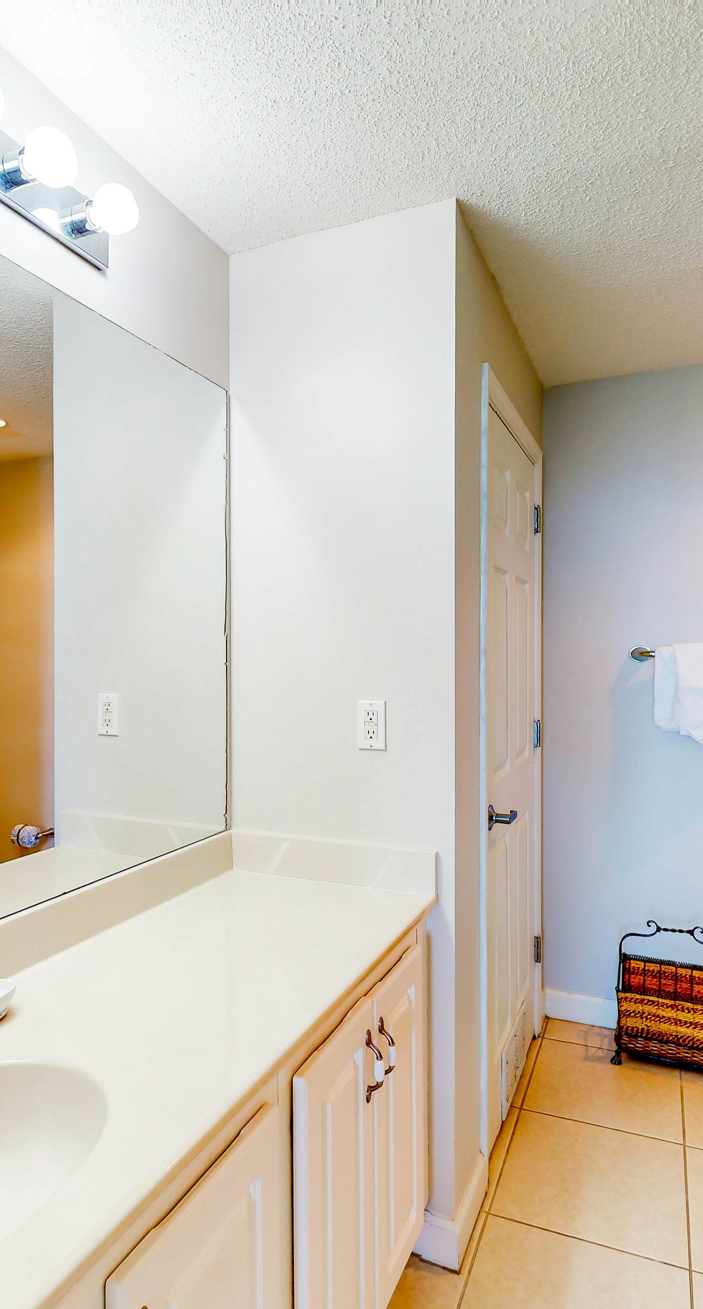 Zen Gulf-front condo with amazing views, pool, beach access, gym & game room