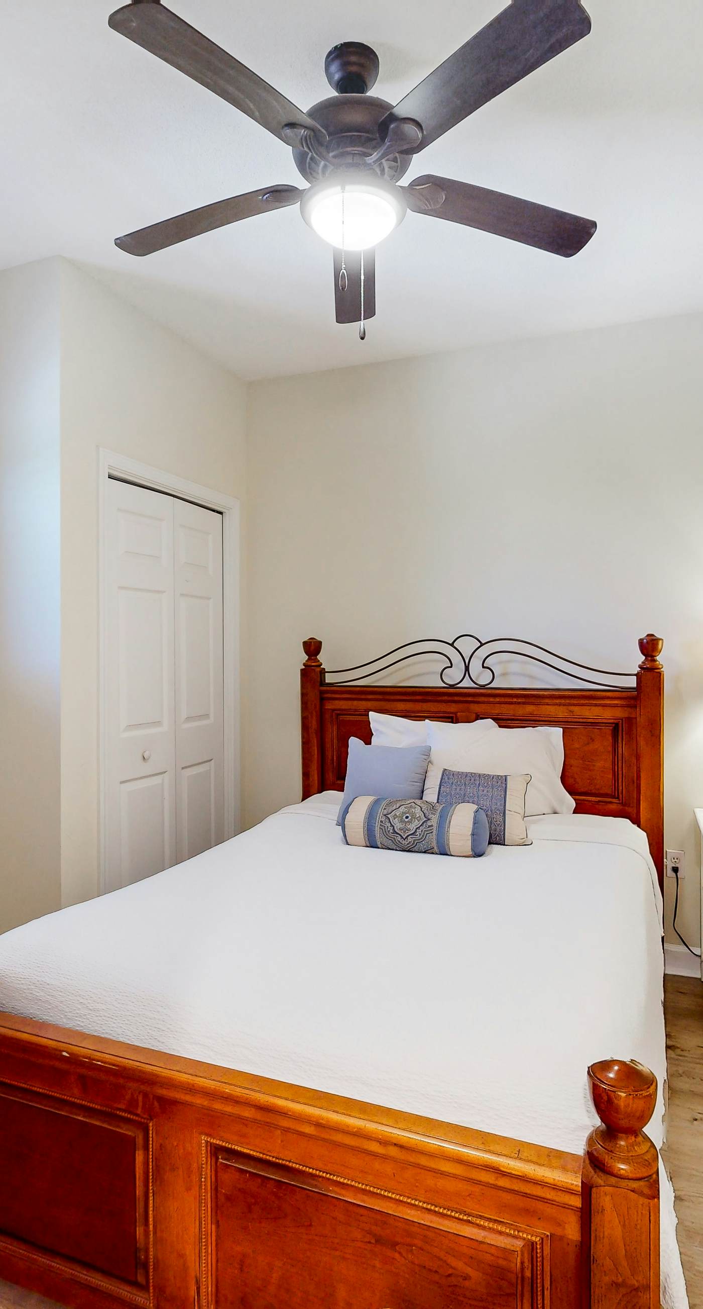 Zen Gulf-front condo with amazing views, pool, beach access, gym & game room