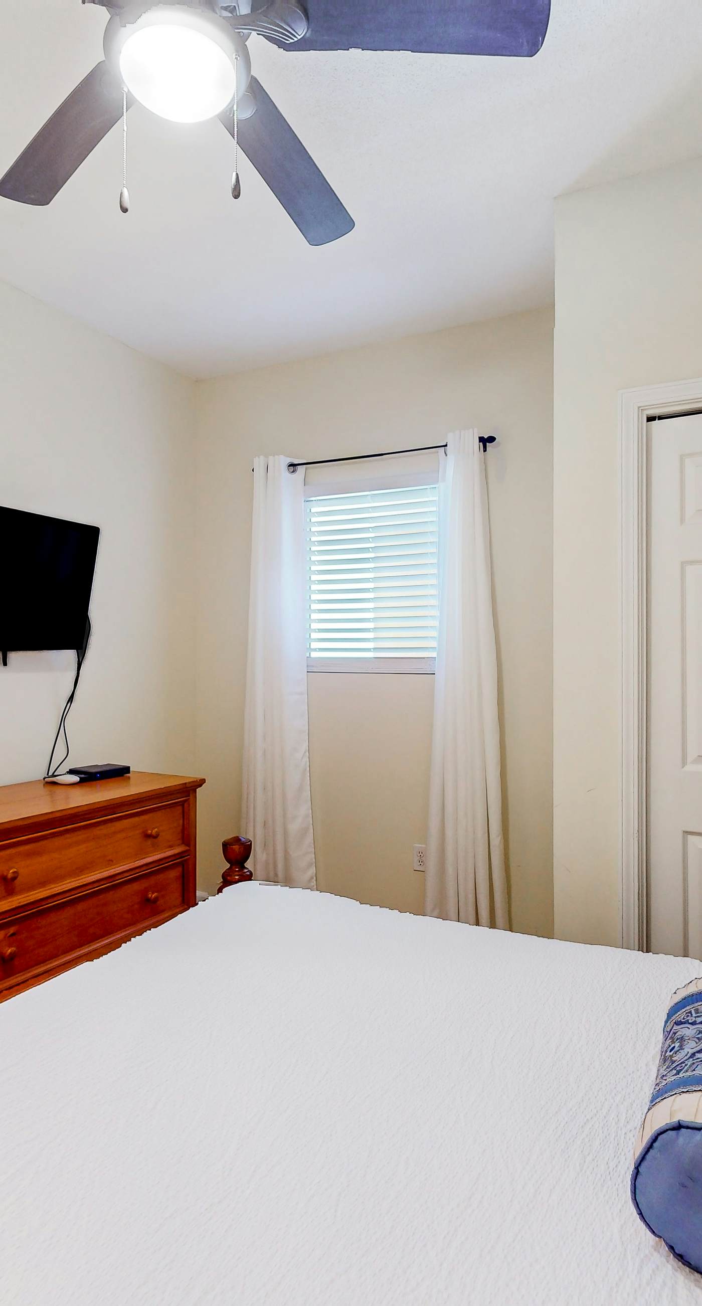 Zen Gulf-front condo with amazing views, pool, beach access, gym & game room