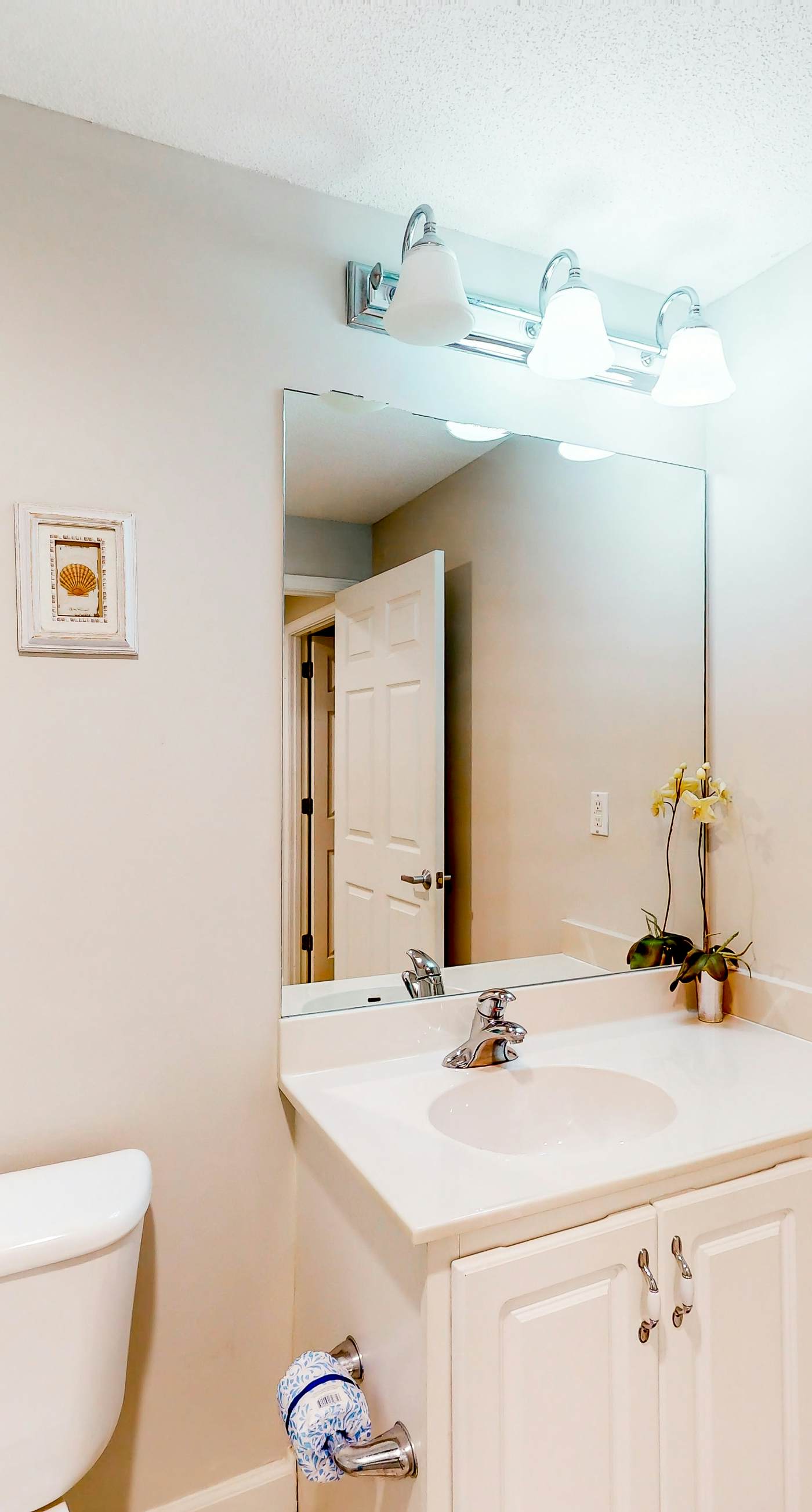 Zen Gulf-front condo with amazing views, pool, beach access, gym & game room