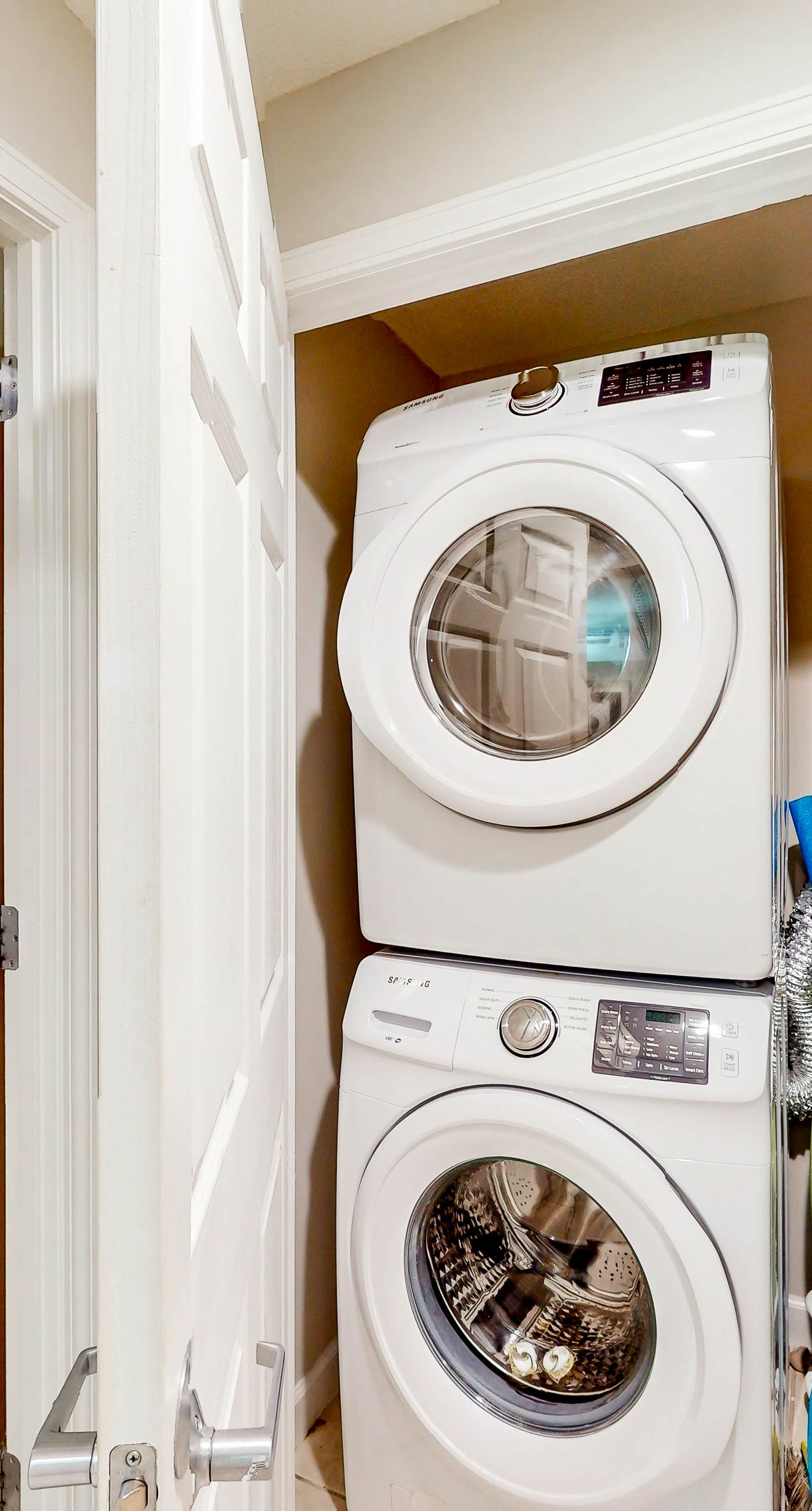 Zen Gulf-front condo with amazing views, pool, beach access, gym & game room