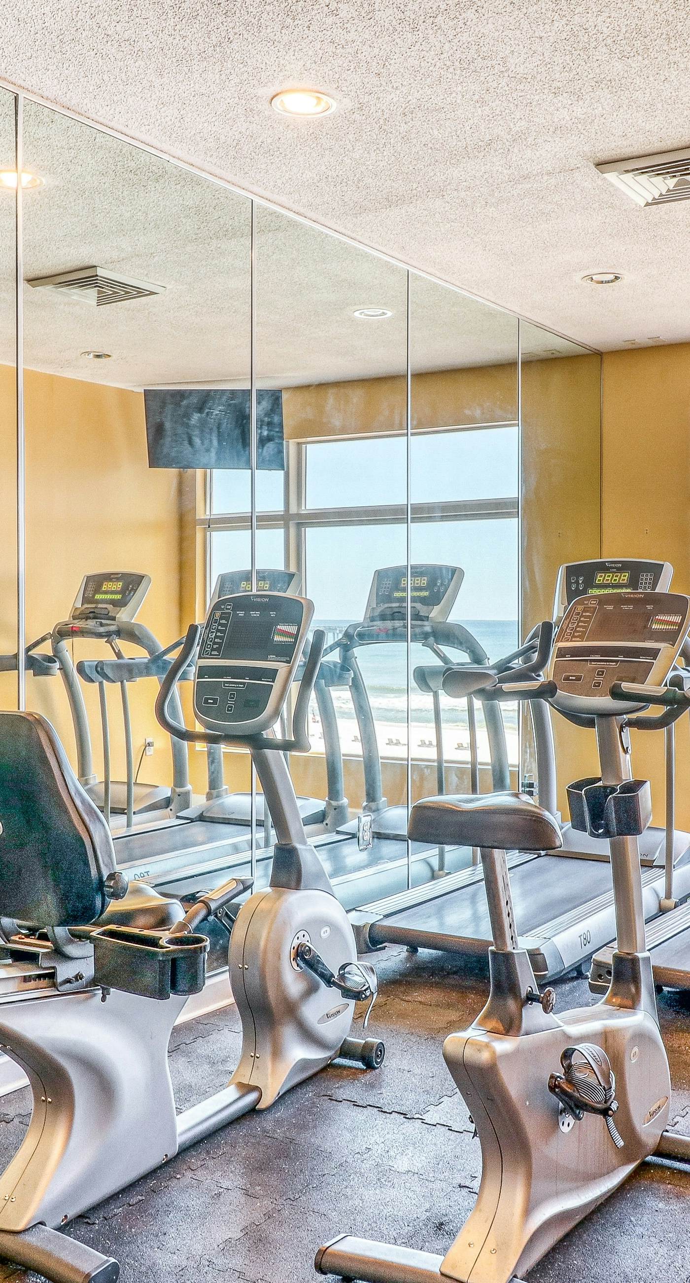 Zen Gulf-front condo with amazing views, pool, beach access, gym & game room