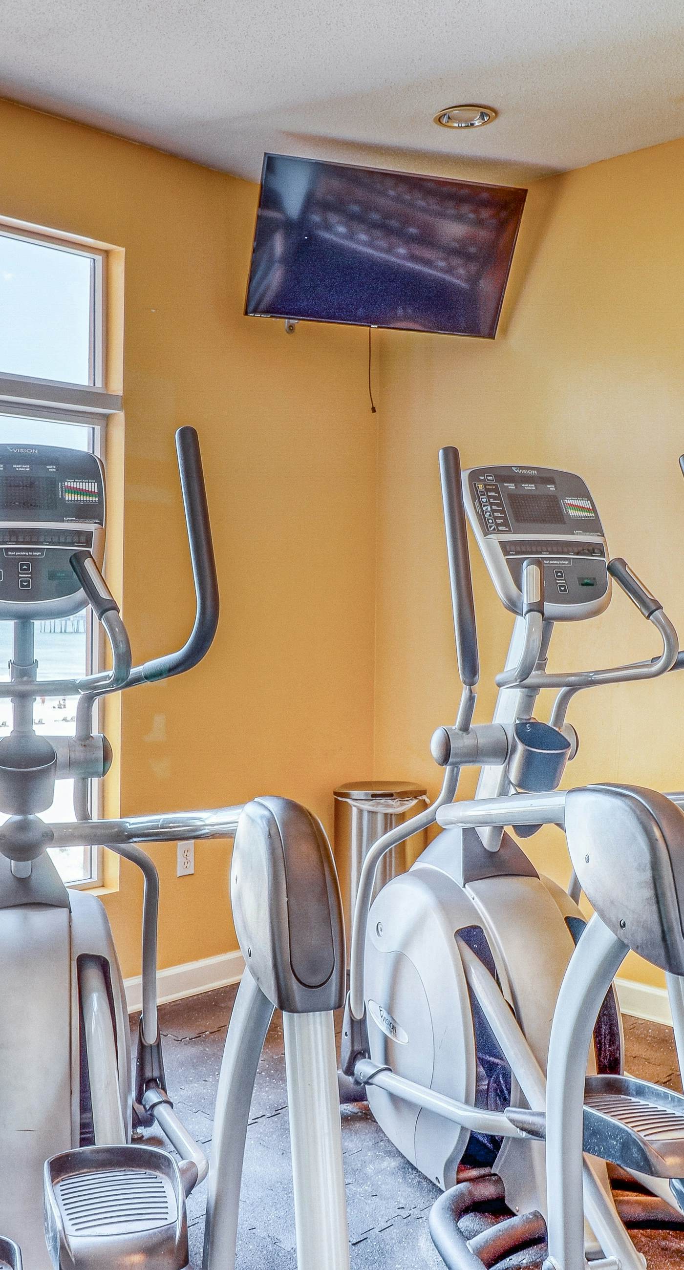 Zen Gulf-front condo with amazing views, pool, beach access, gym & game room