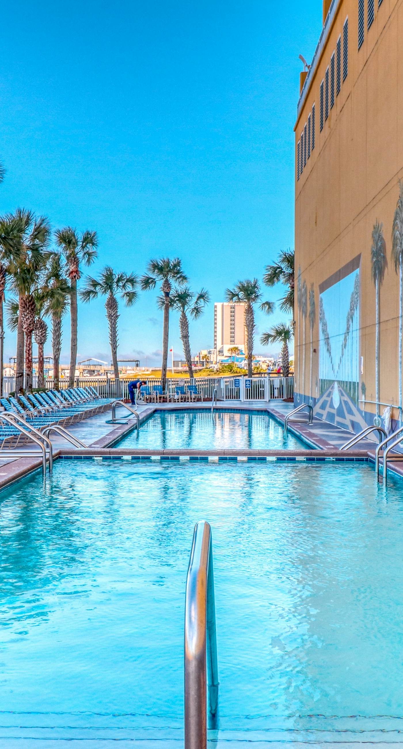 Zen Gulf-front condo with amazing views, pool, beach access, gym & game room