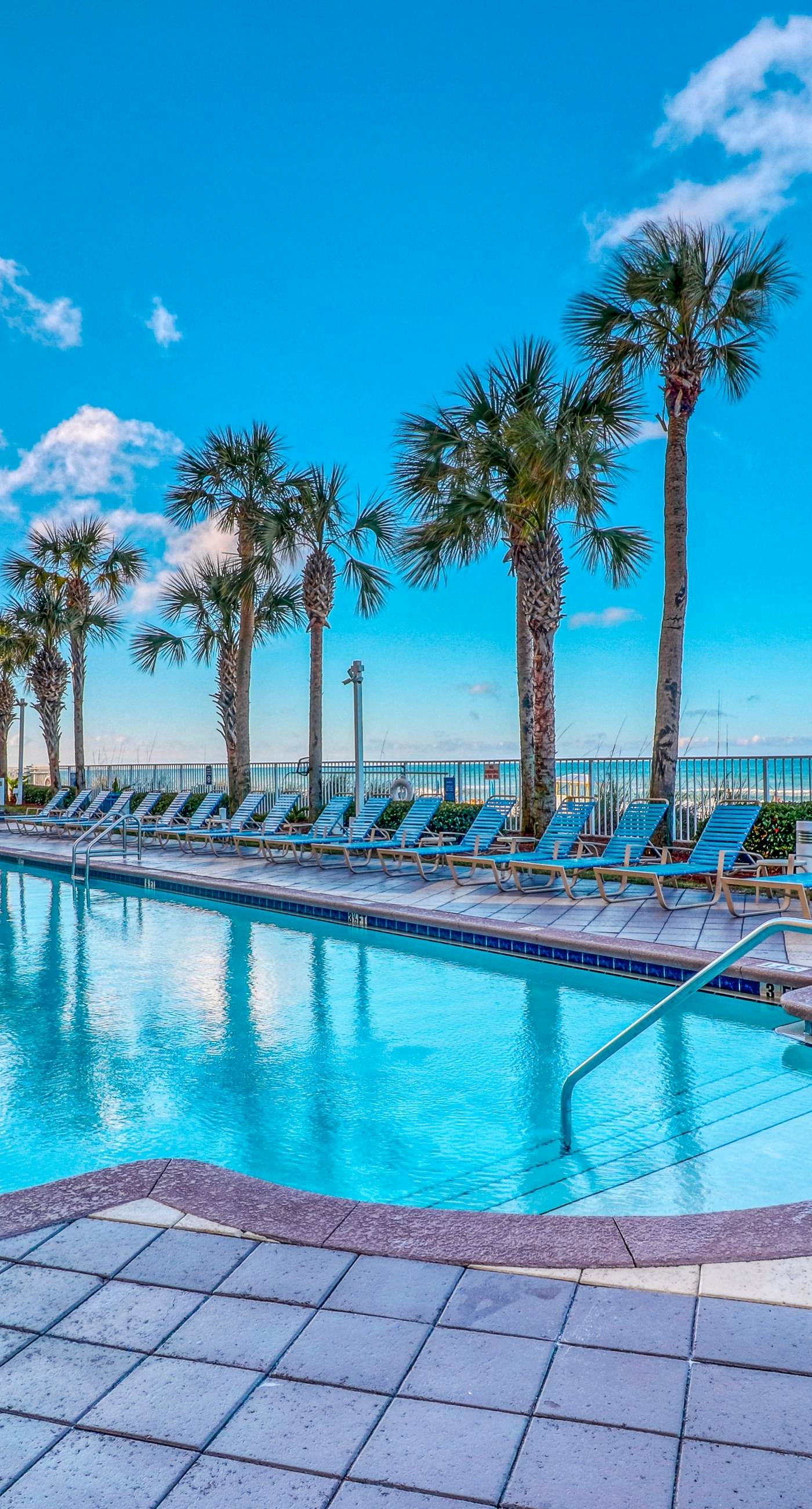 Zen Gulf-front condo with amazing views, pool, beach access, gym & game room