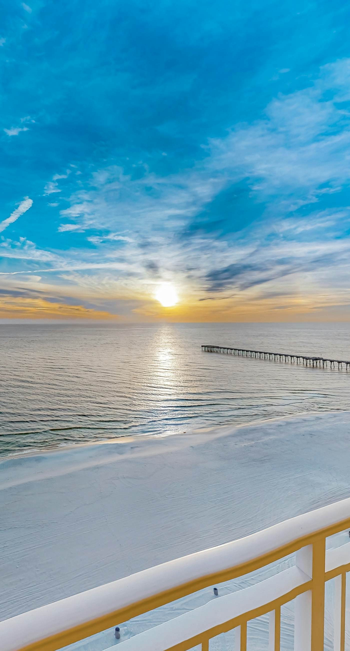 Zen Gulf-front condo with amazing views, pool, beach access, gym & game room