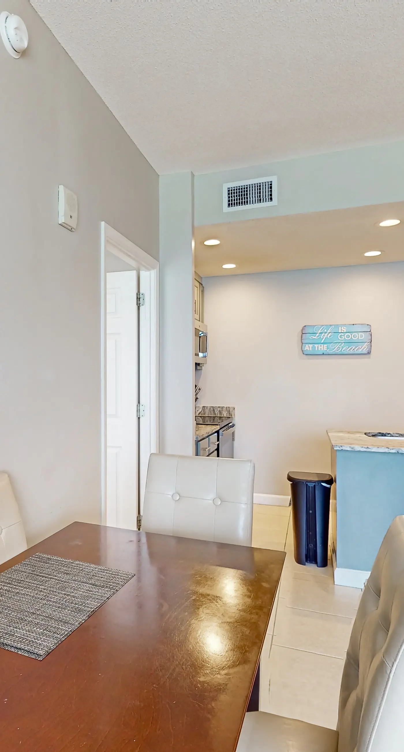 Gulf-front condo with free beach service, balcony & pool