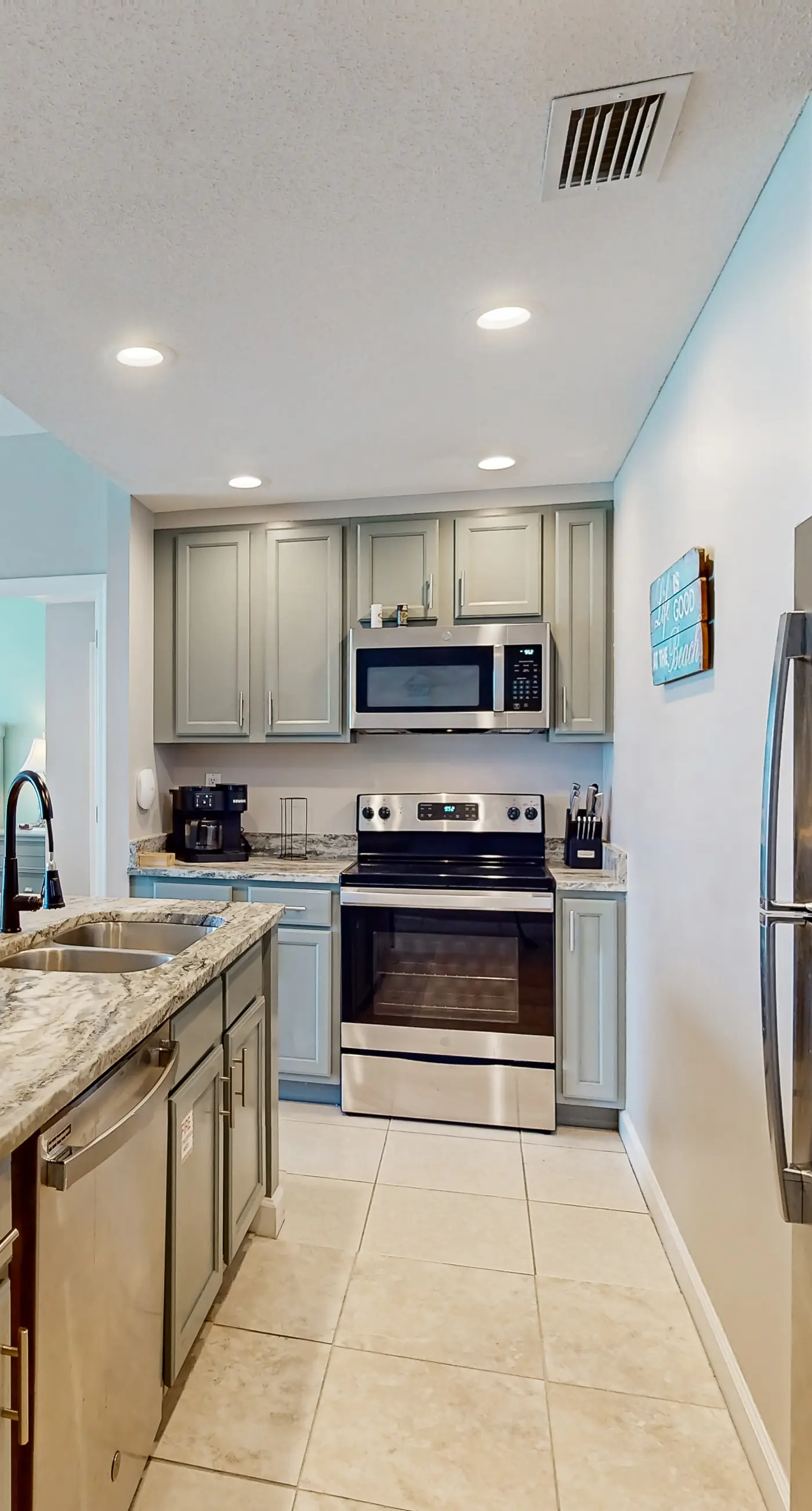 Gulf-front condo with free beach service, balcony & pool