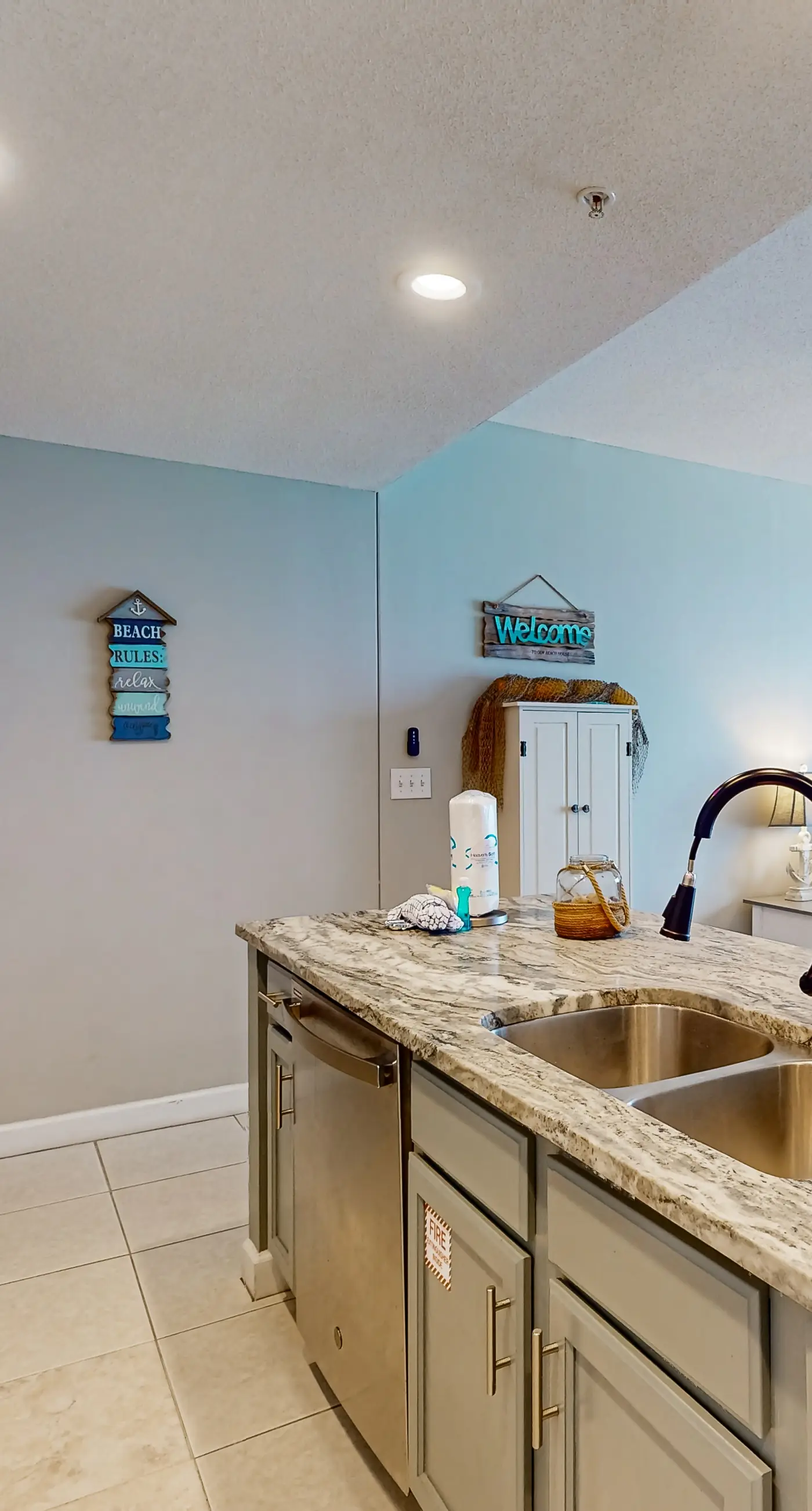Gulf-front condo with free beach service, balcony & pool