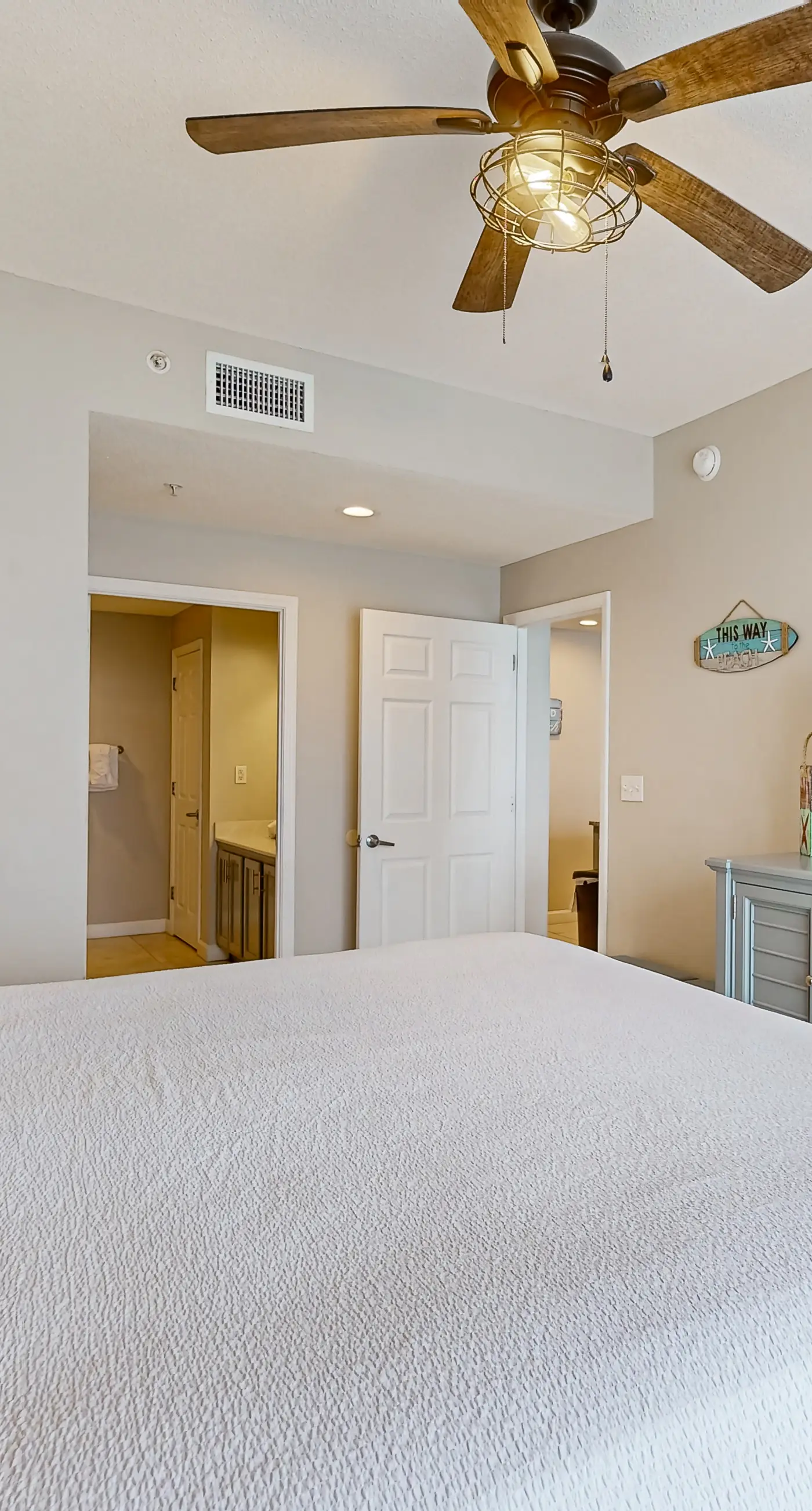 Gulf-front condo with free beach service, balcony & pool