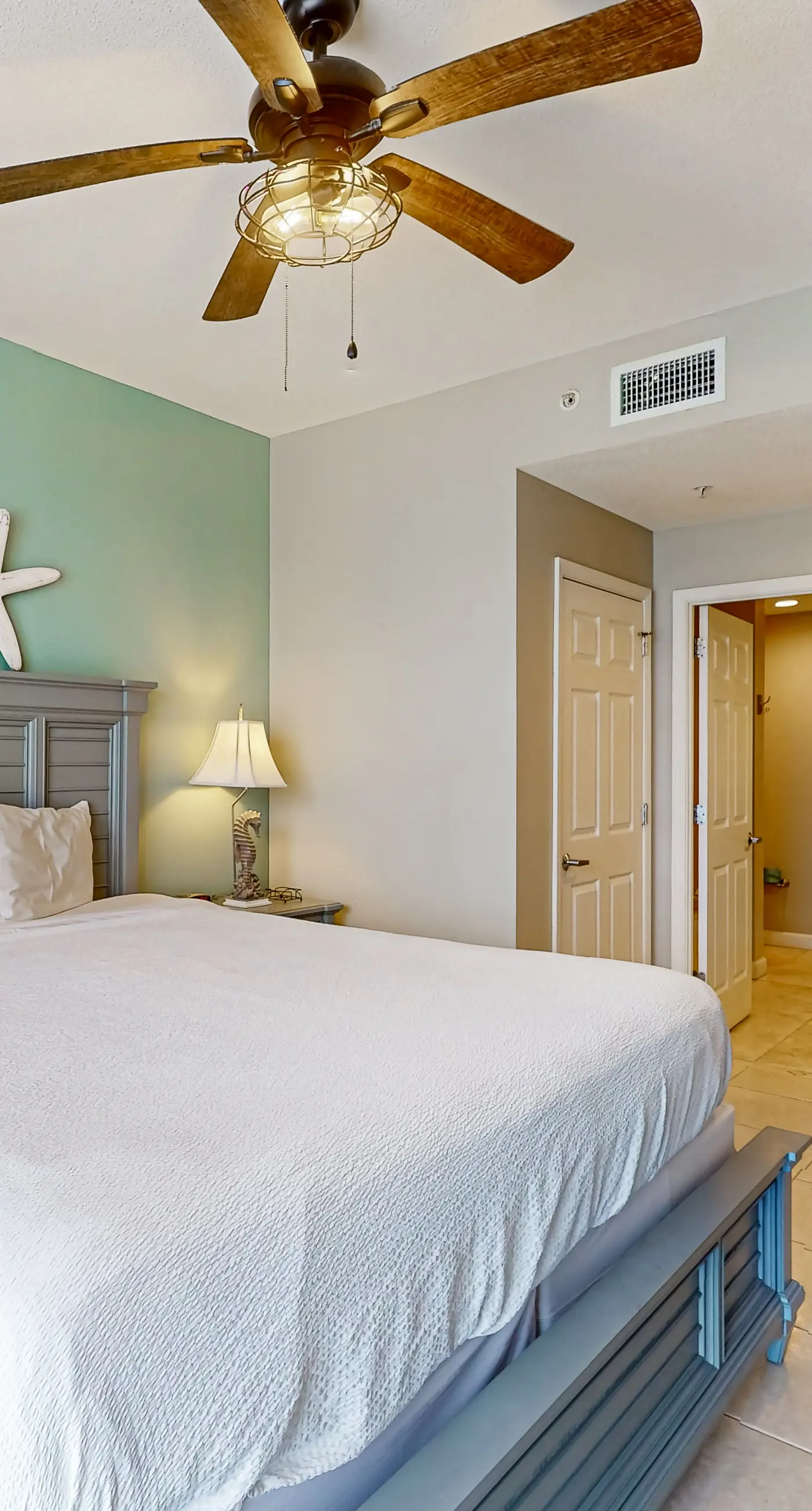 Gulf-front condo with free beach service, balcony & pool