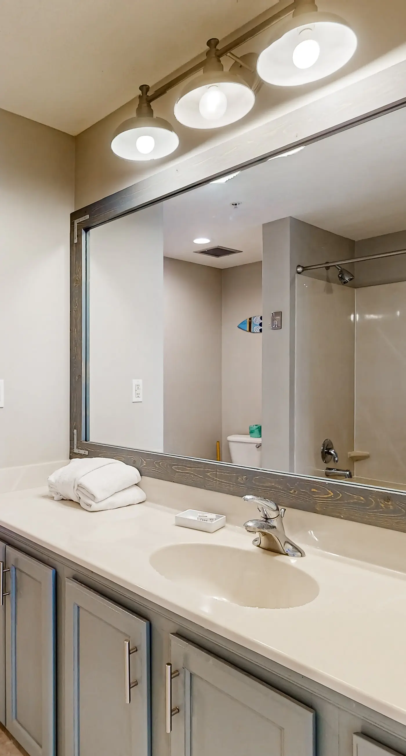 Gulf-front condo with free beach service, balcony & pool