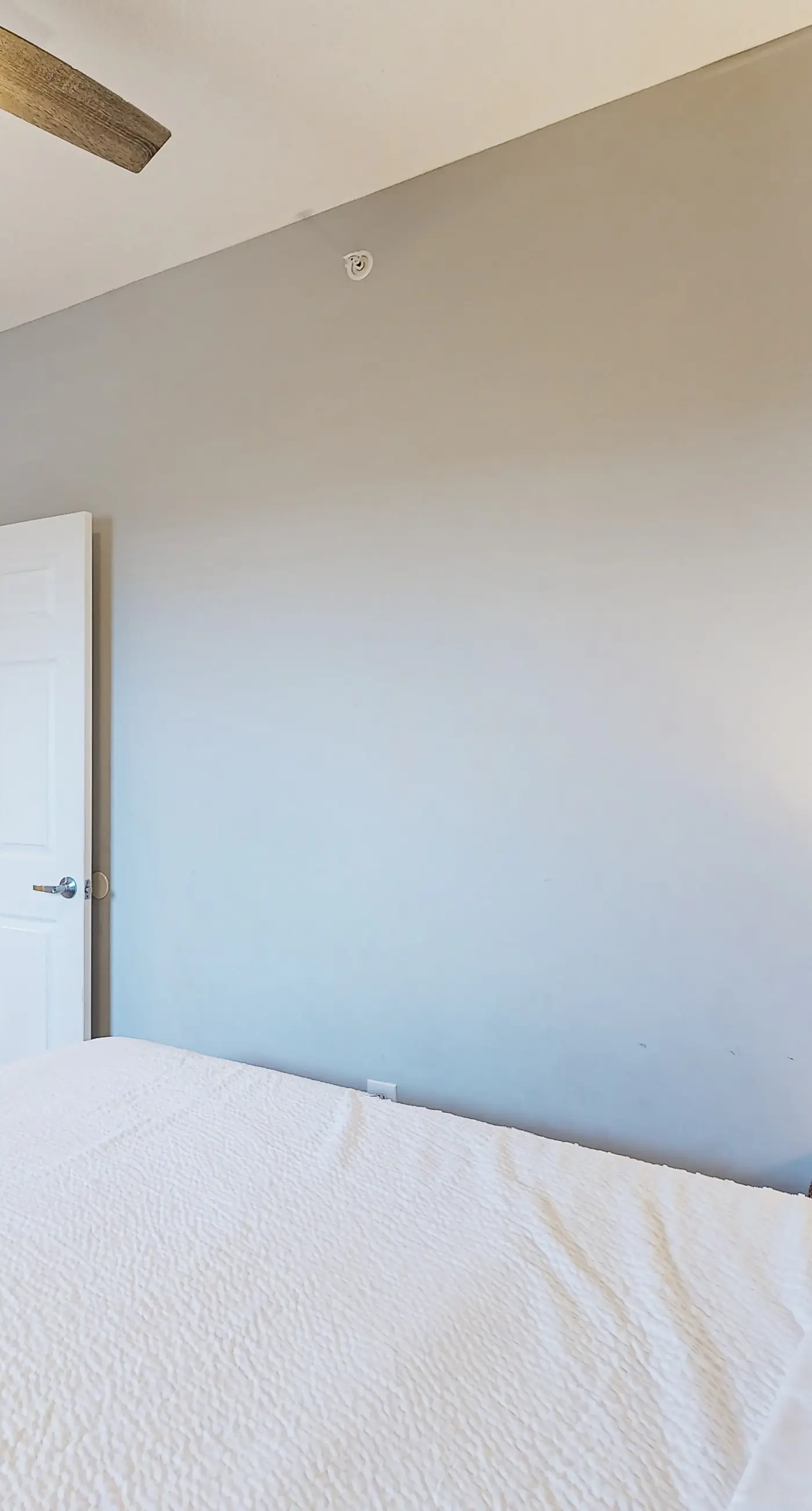Gulf-front condo with free beach service, balcony & pool