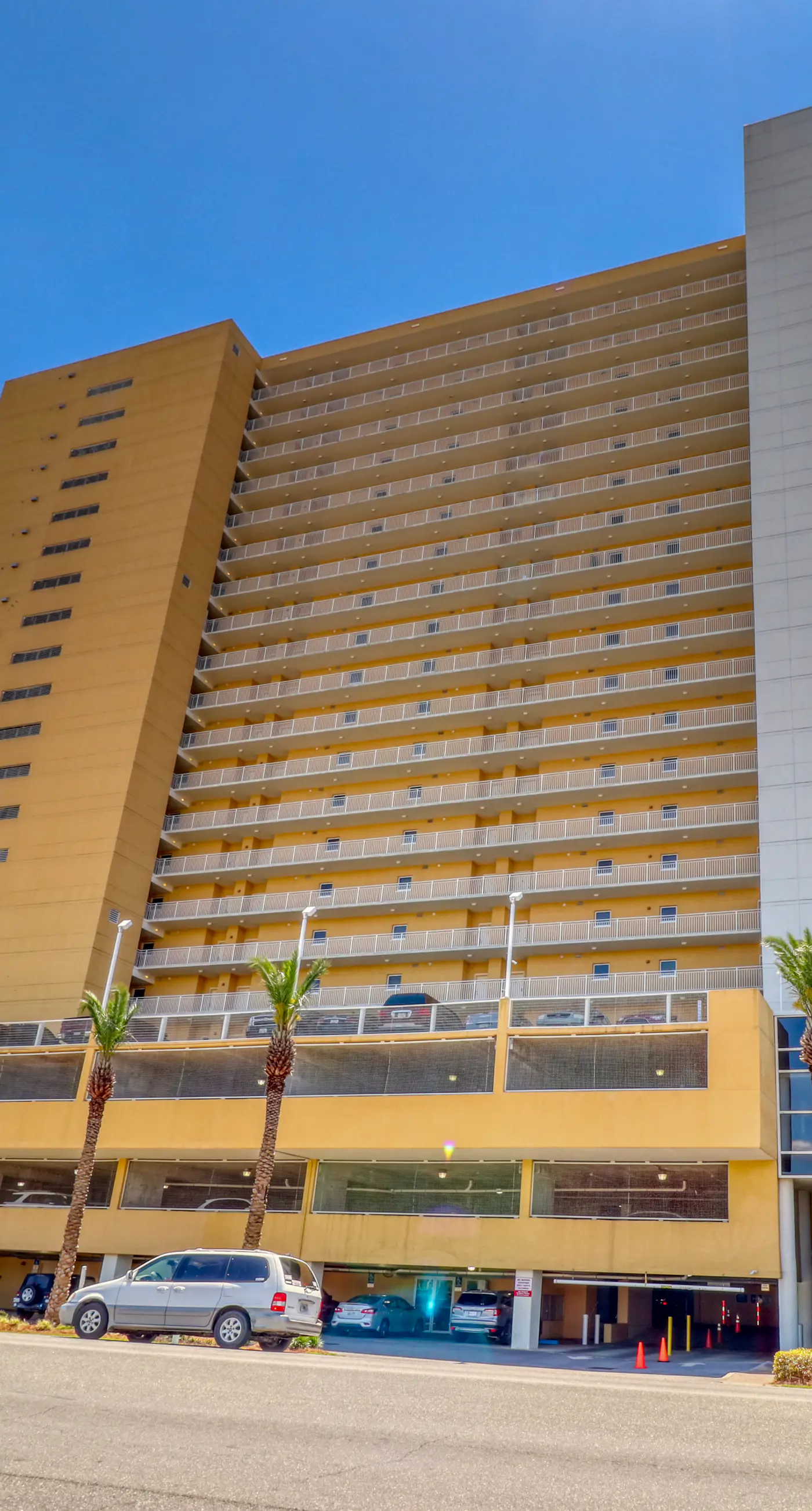 Gulf-front condo with free beach service, balcony & pool