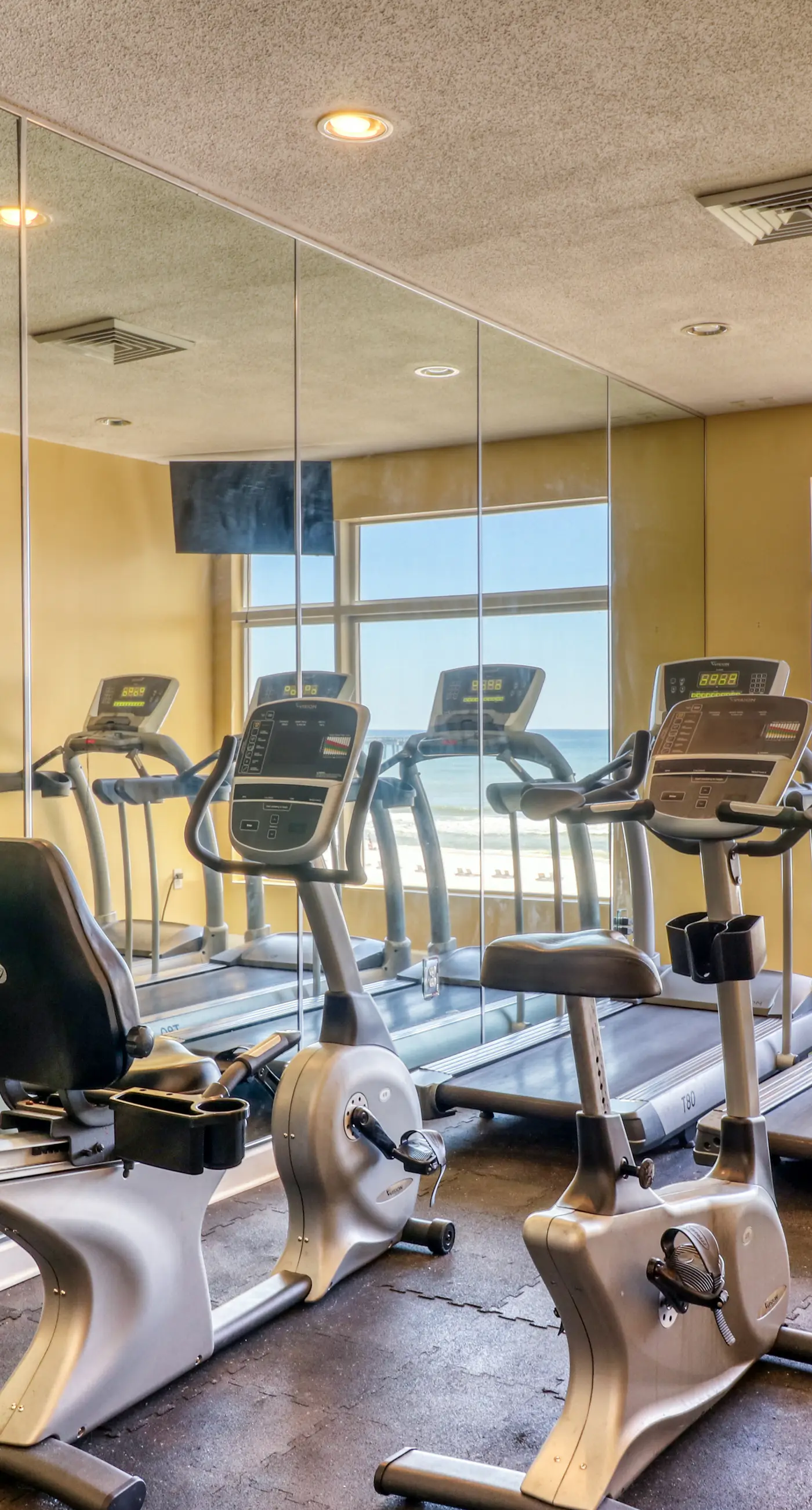 Gulf-front condo with free beach service, balcony & pool