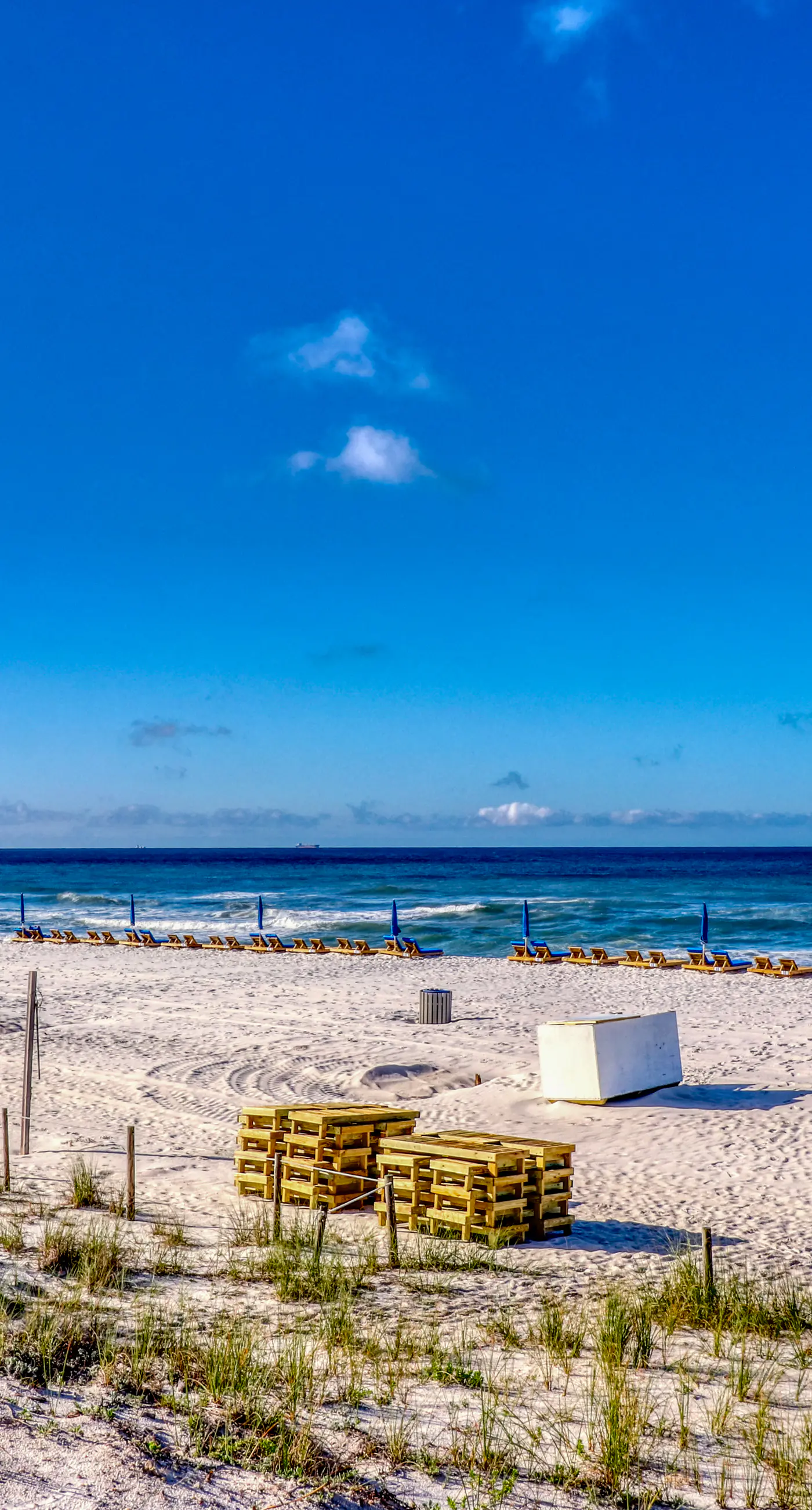 Gulf-front condo with free beach service, balcony & pool