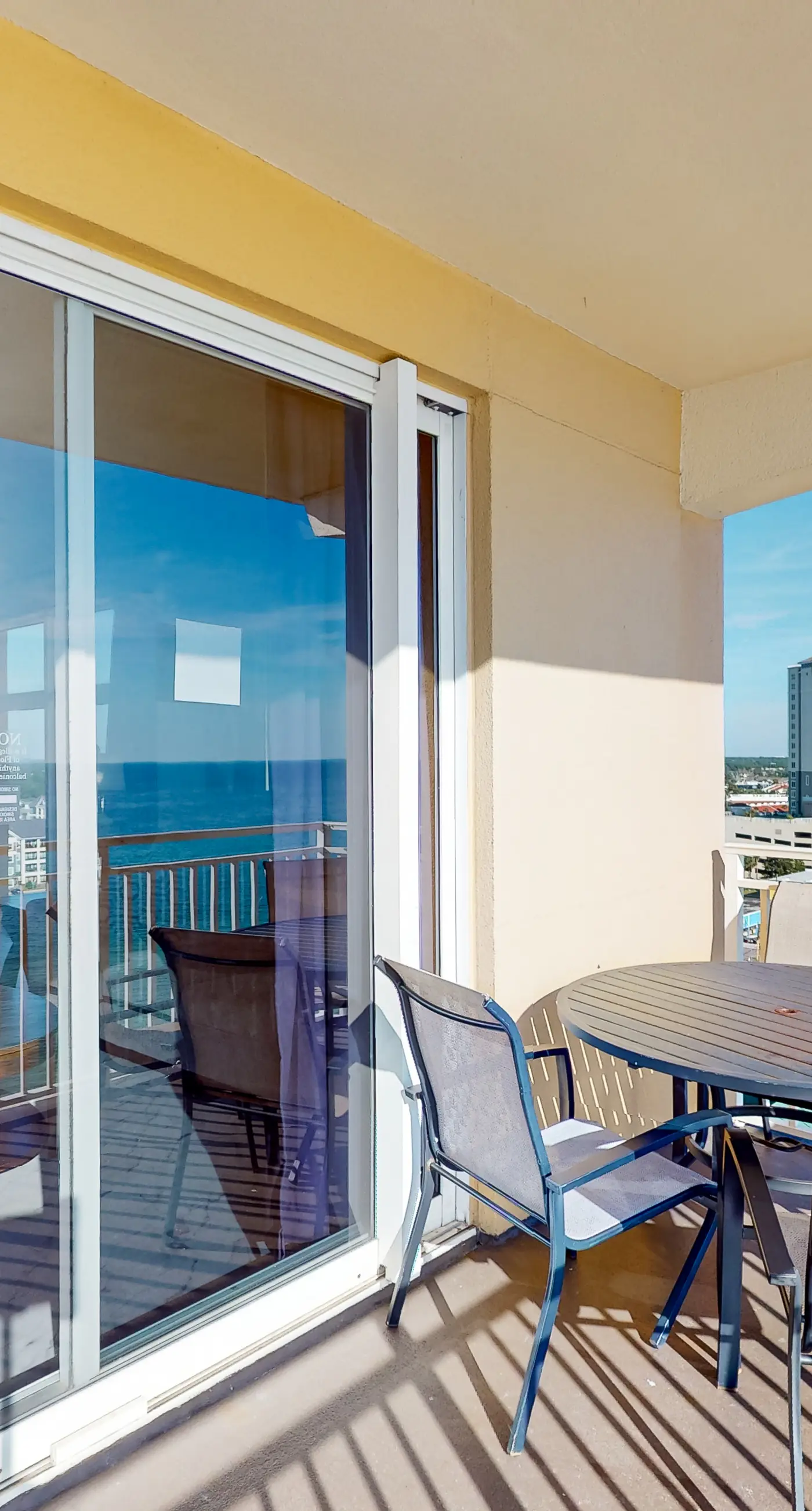 Cozy corner condo with beach views, pool & gym