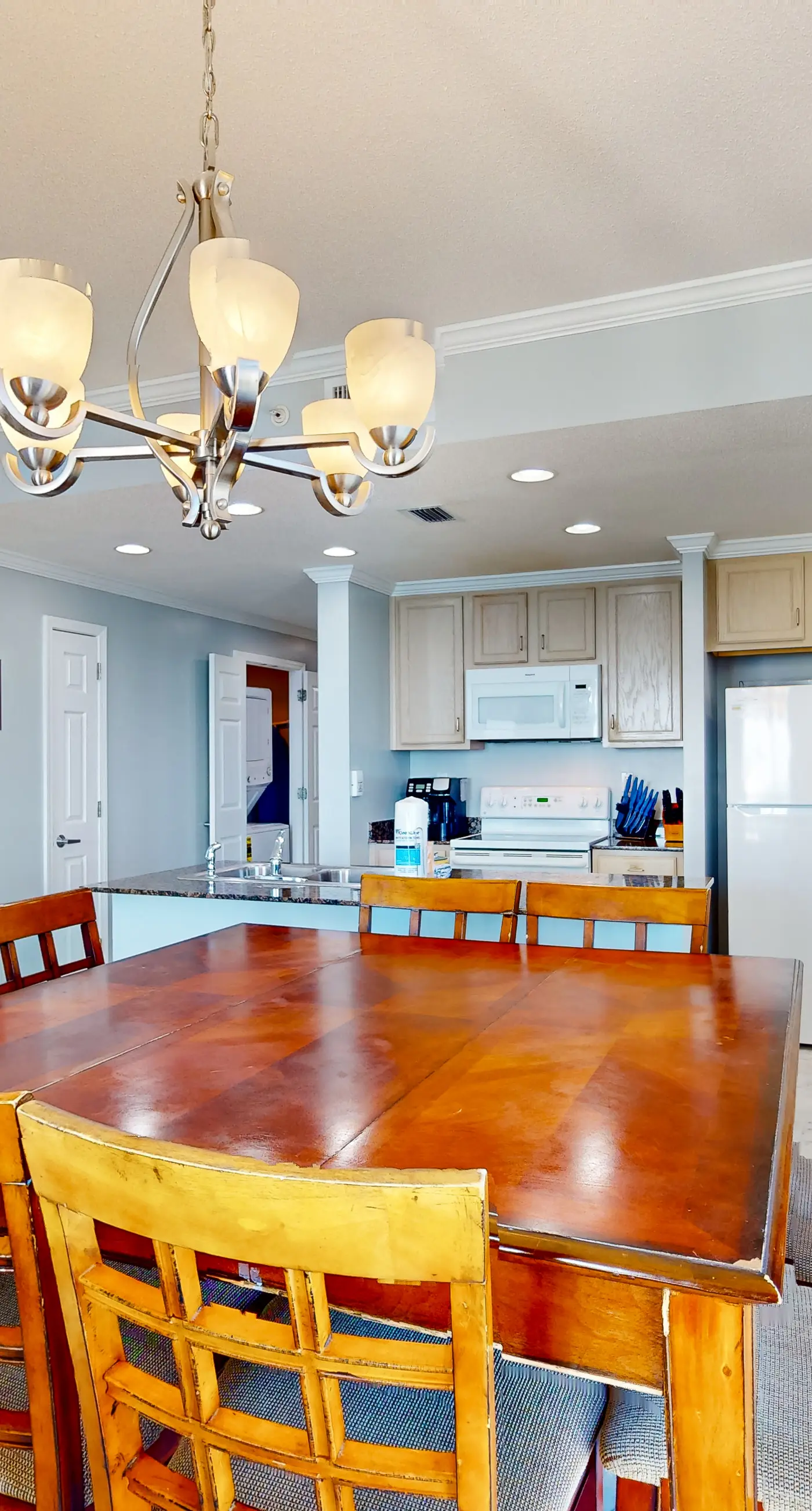 Cozy corner condo with beach views, pool & gym