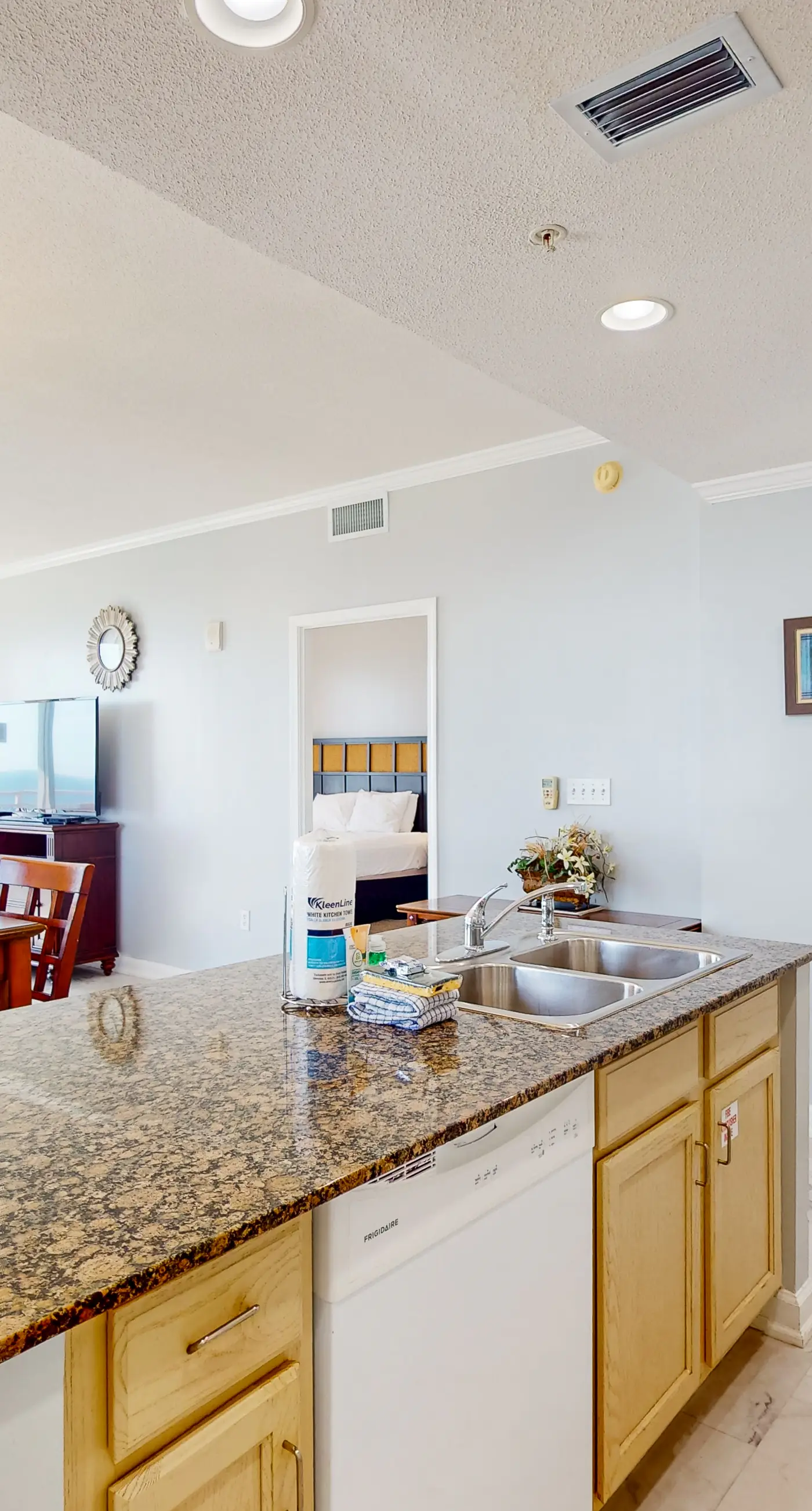 Cozy corner condo with beach views, pool & gym