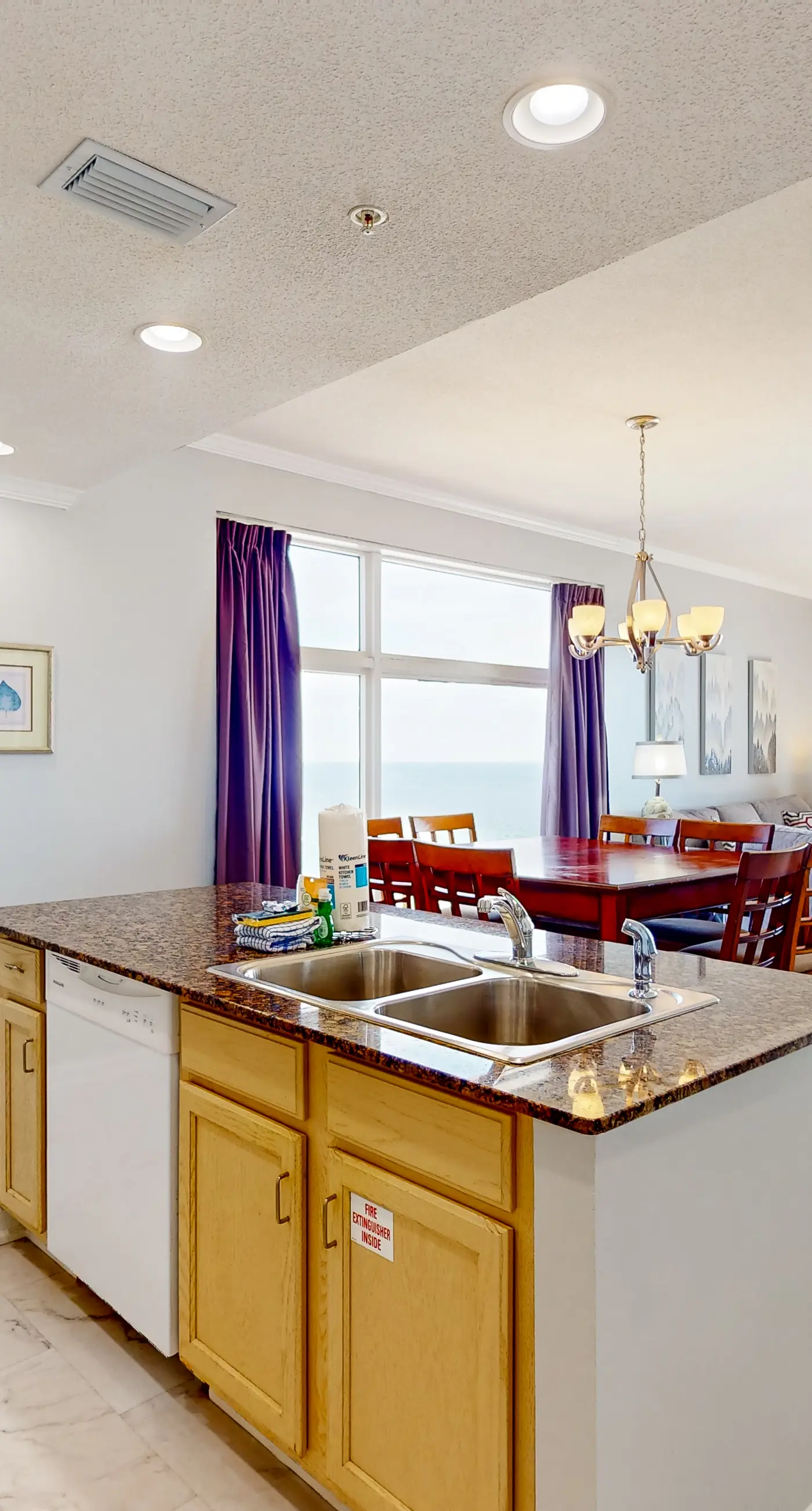 Cozy corner condo with beach views, pool & gym