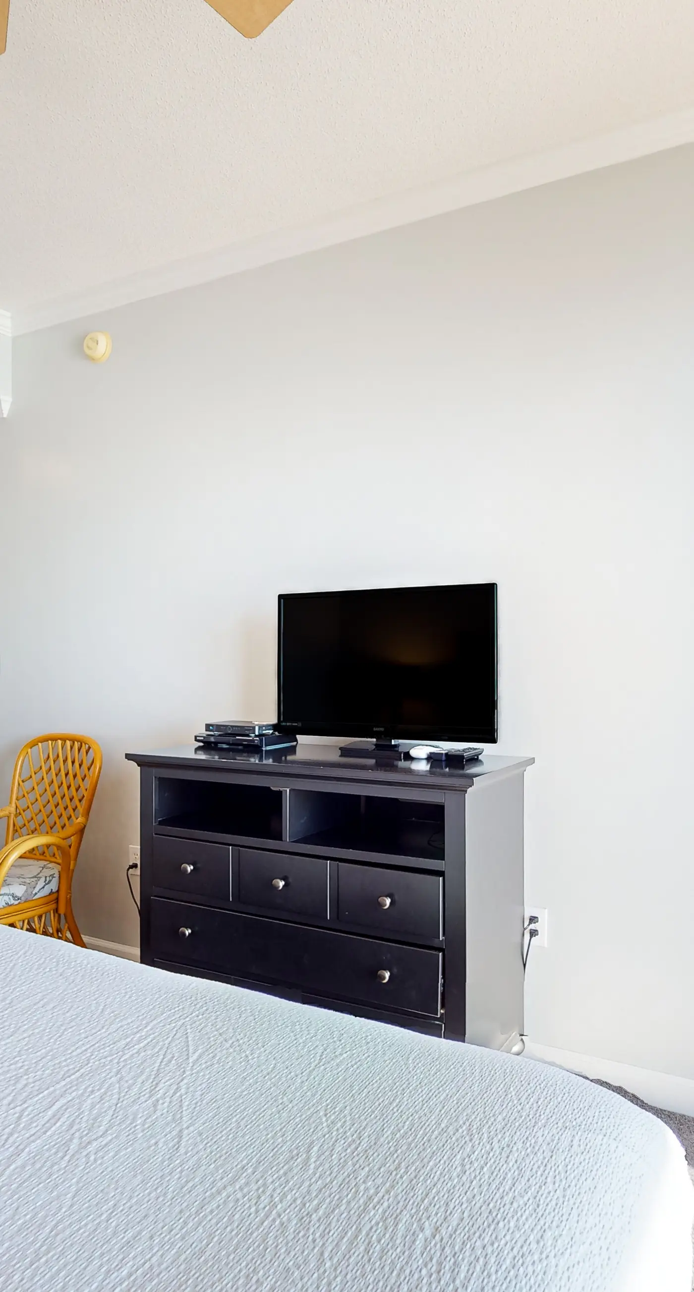 Cozy corner condo with beach views, pool & gym