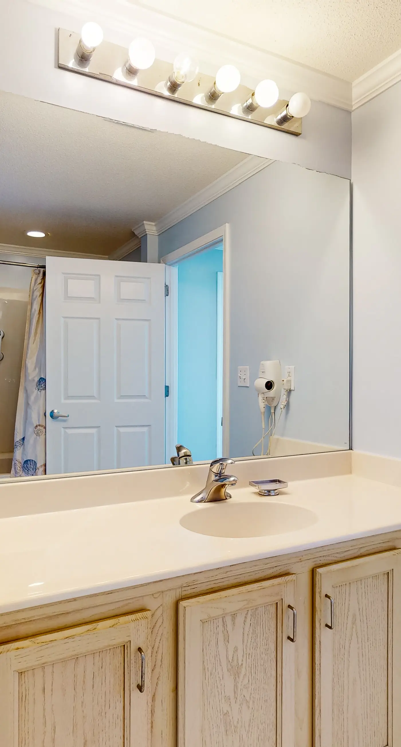 Cozy corner condo with beach views, pool & gym