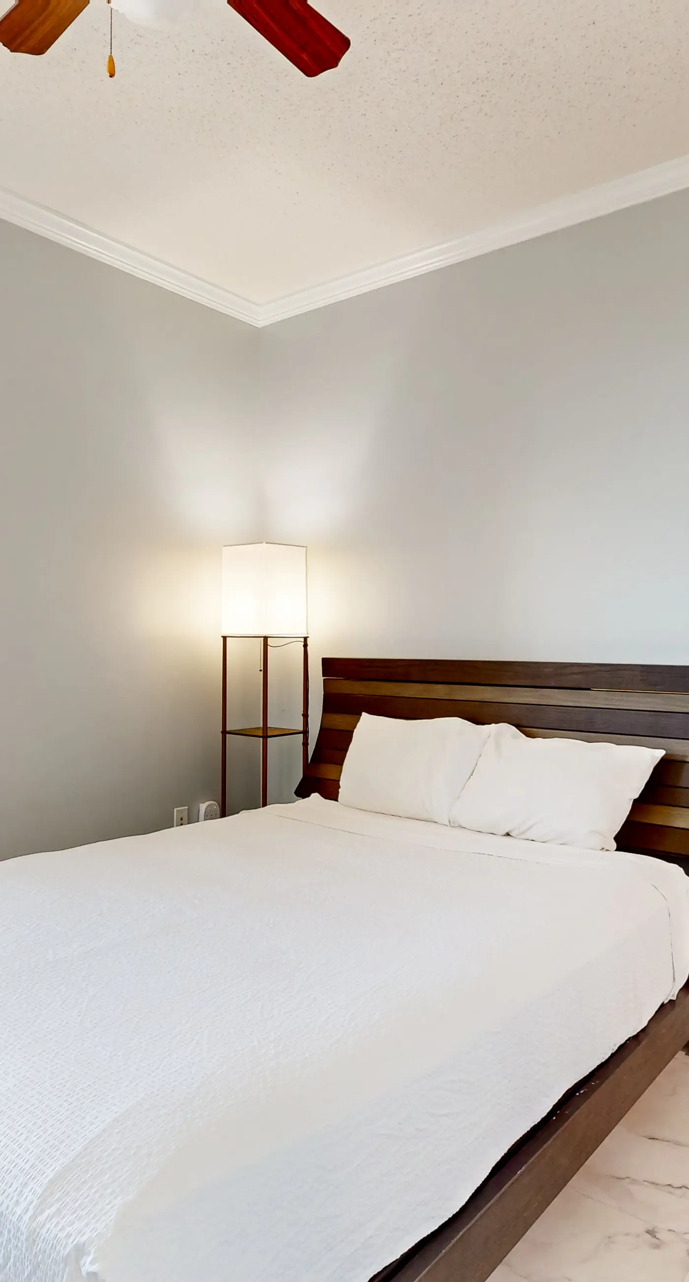 Cozy corner condo with beach views, pool & gym