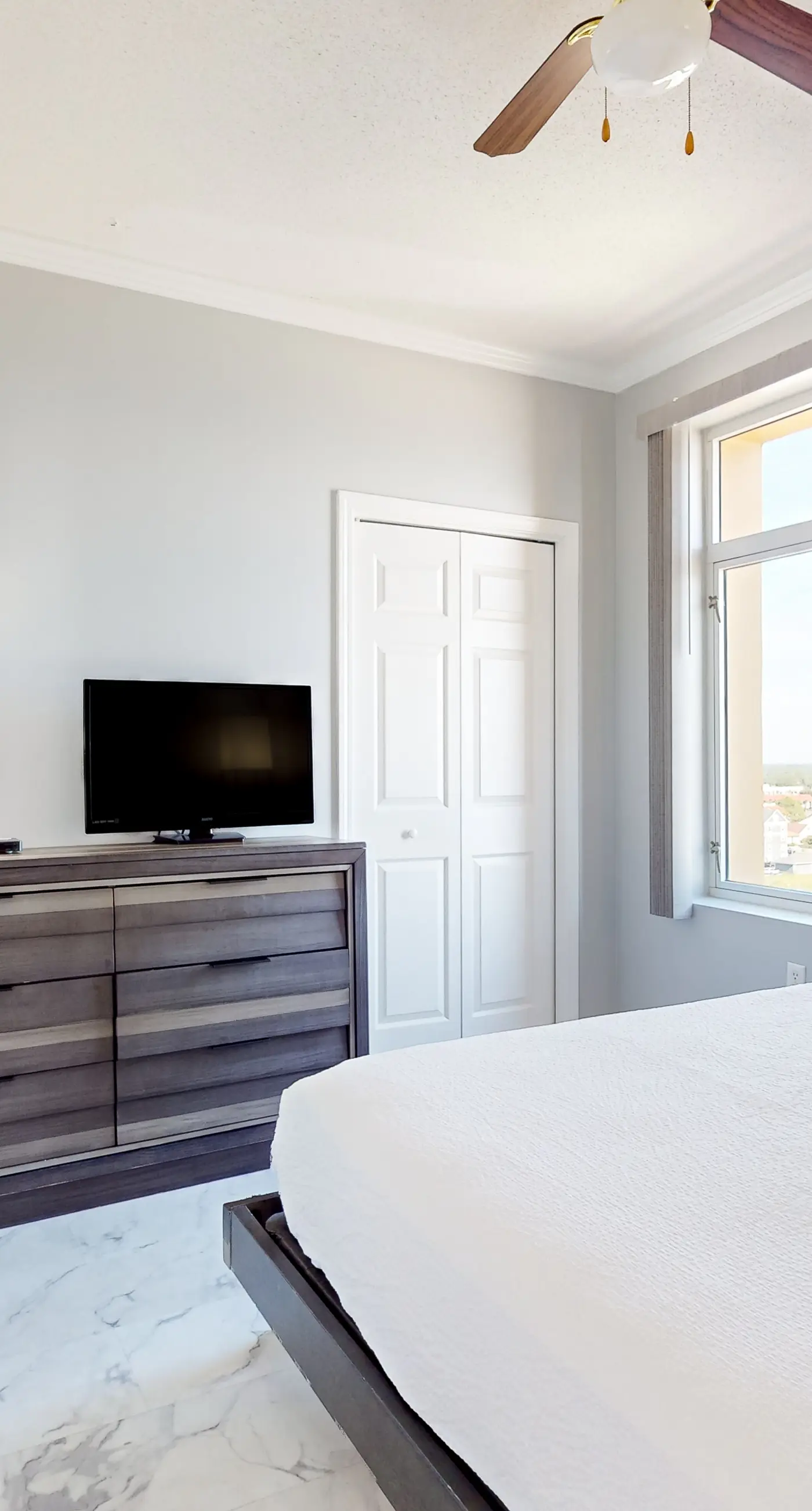 Cozy corner condo with beach views, pool & gym