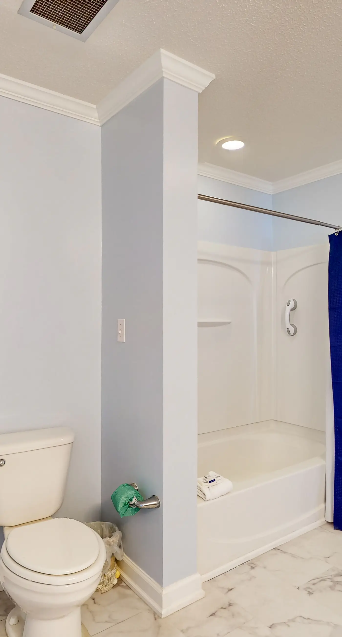 Cozy corner condo with beach views, pool & gym