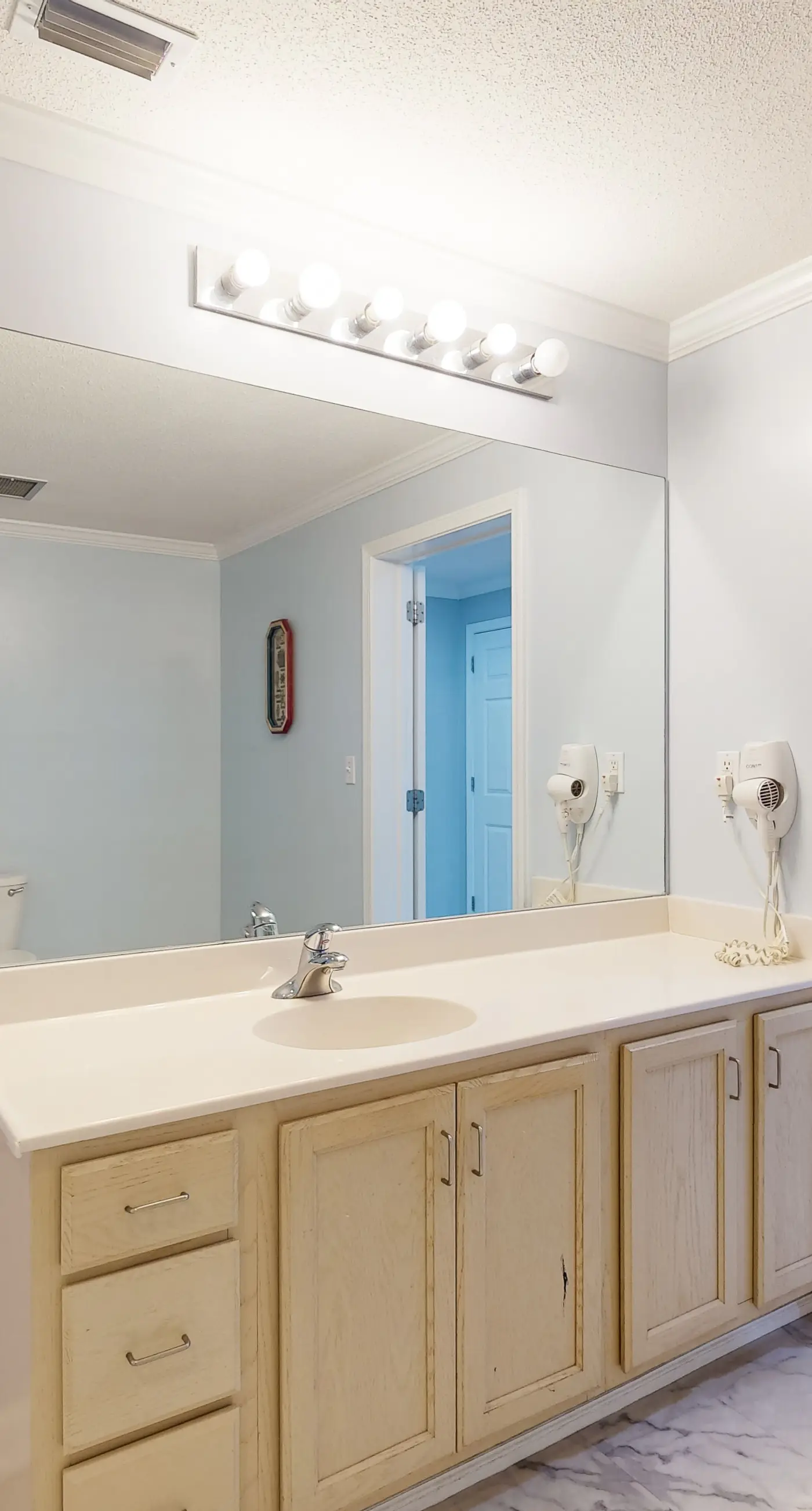 Cozy corner condo with beach views, pool & gym