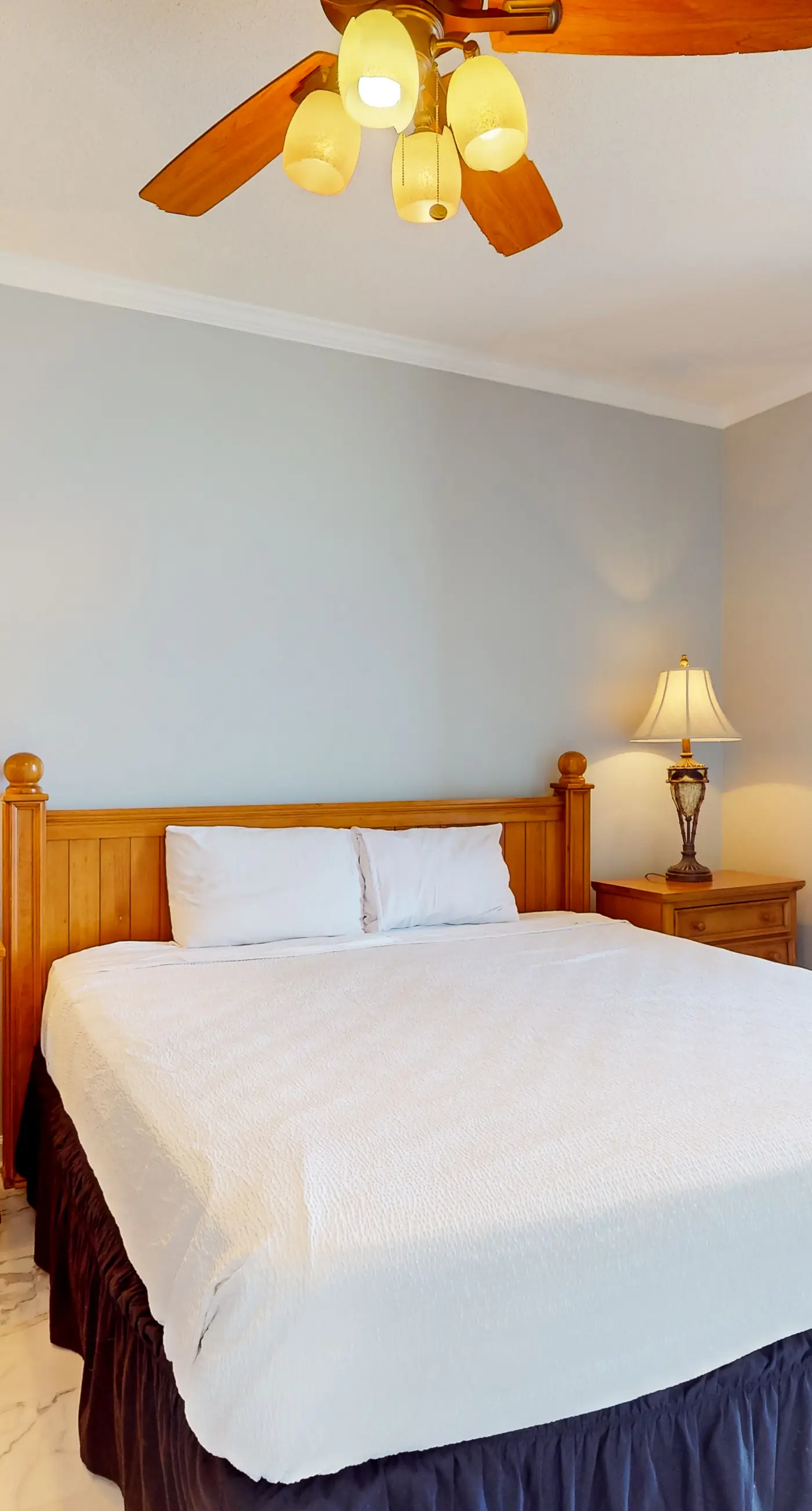 Cozy corner condo with beach views, pool & gym