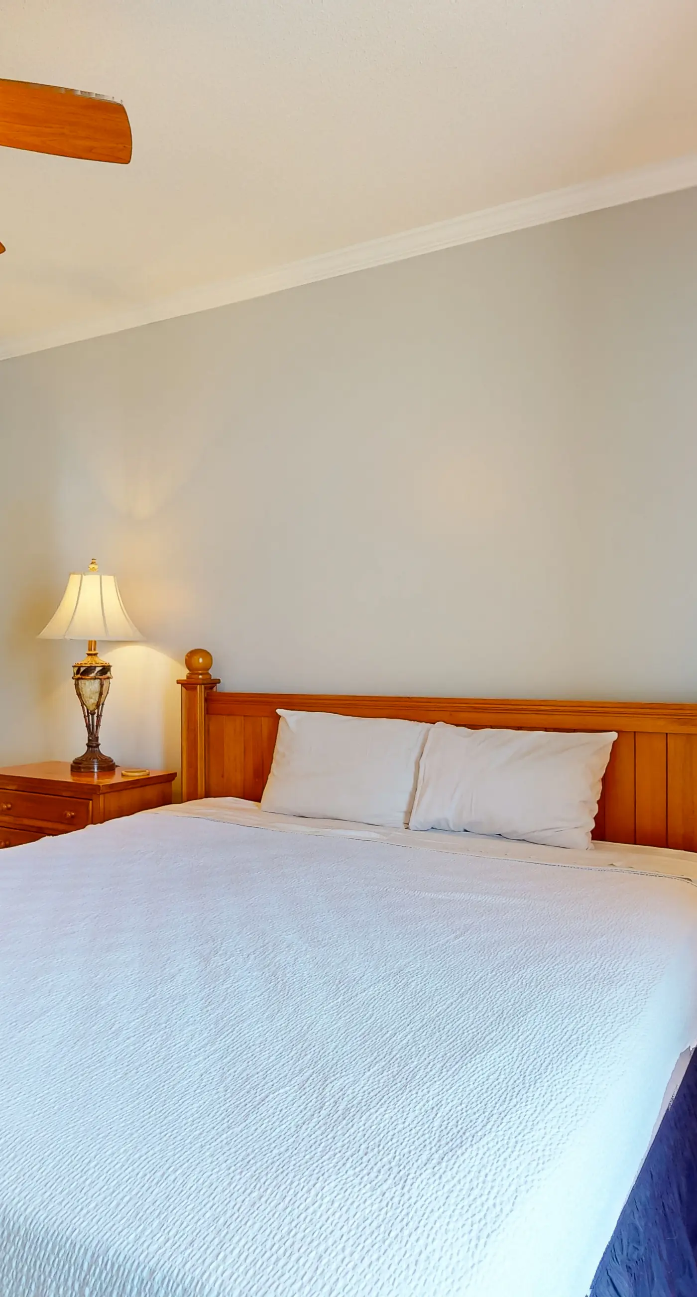 Cozy corner condo with beach views, pool & gym