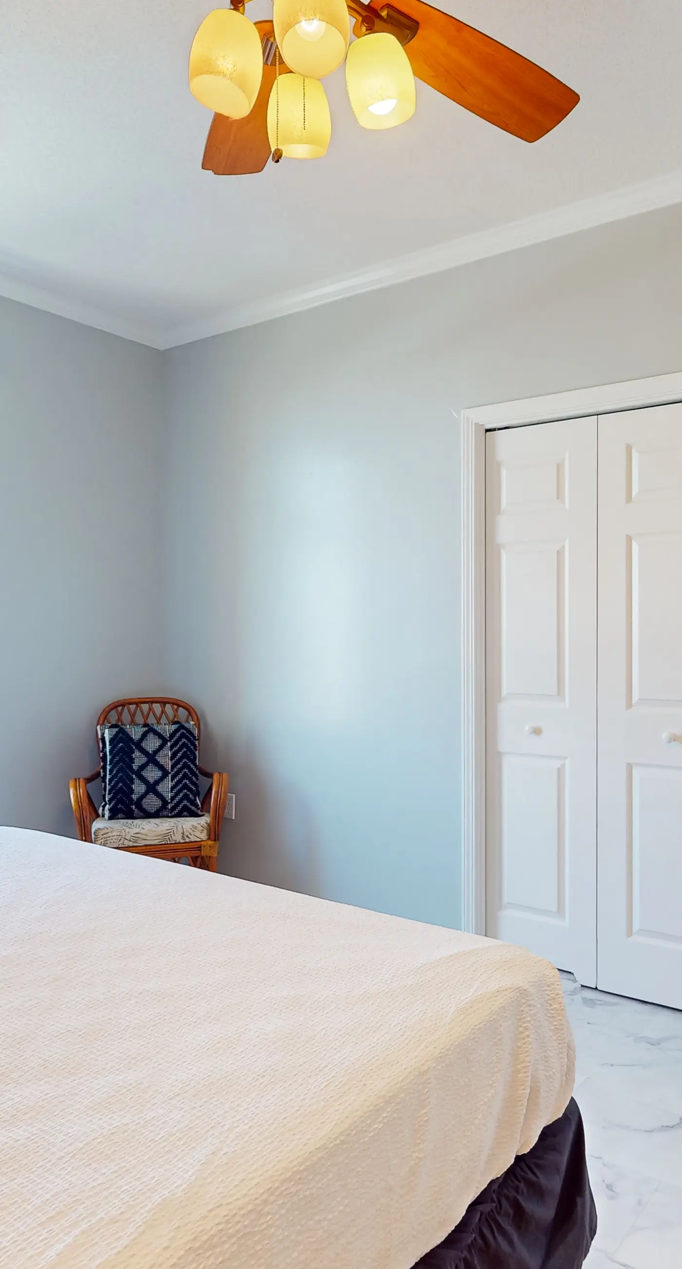 Cozy corner condo with beach views, pool & gym