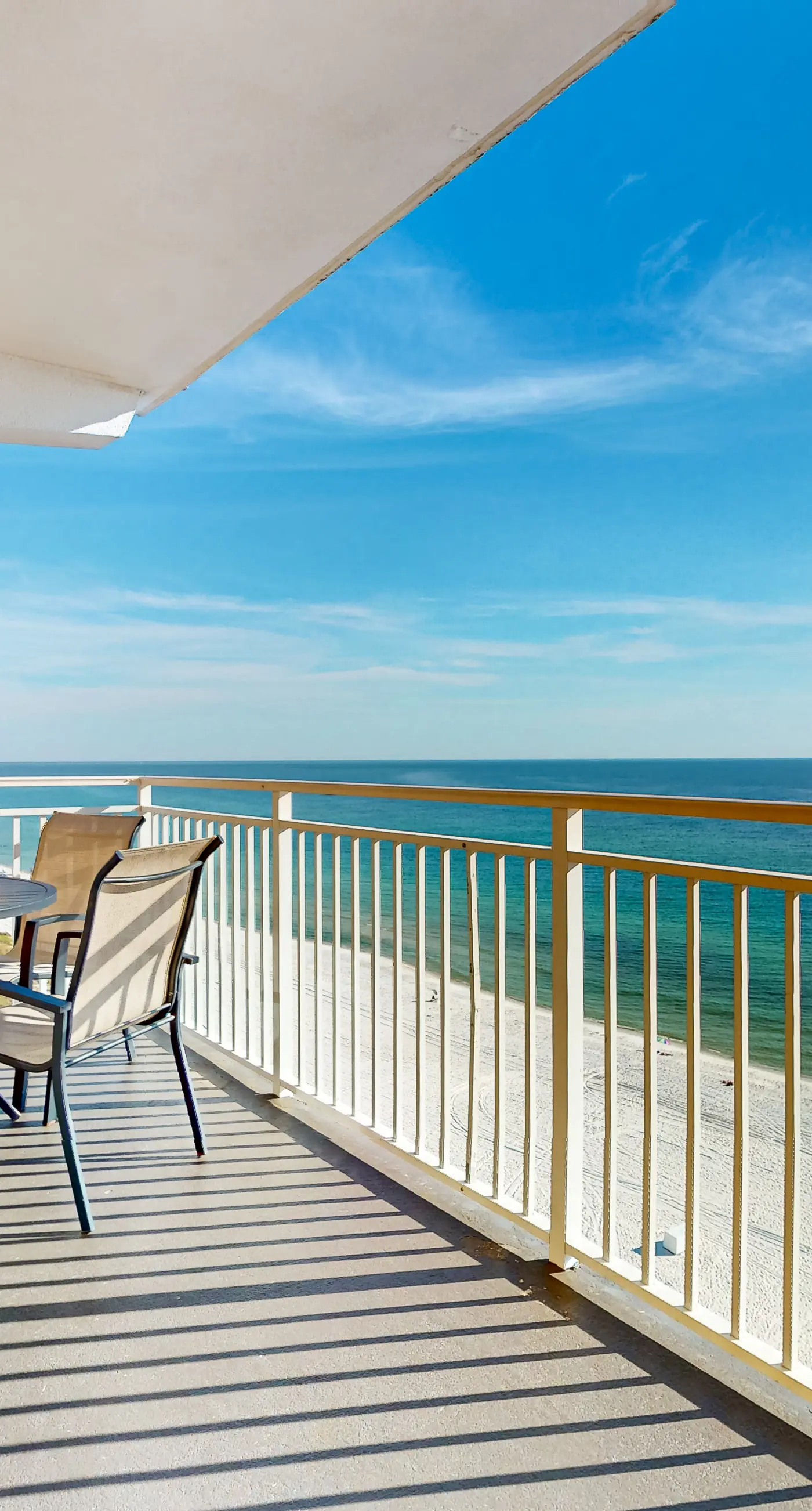 Cozy corner condo with beach views, pool & gym