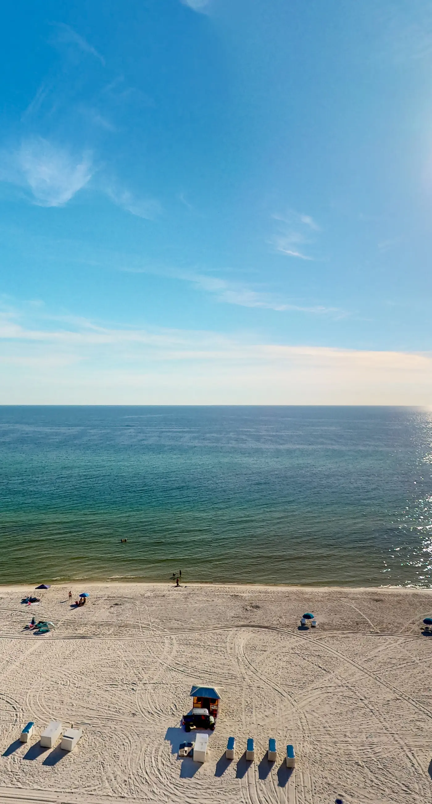 Cozy corner condo with beach views, pool & gym