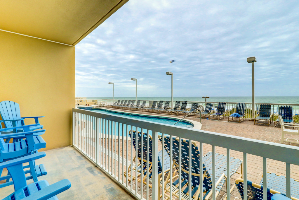 Lovely flat featuring Gulf views, deck, pool & hot tub - great location