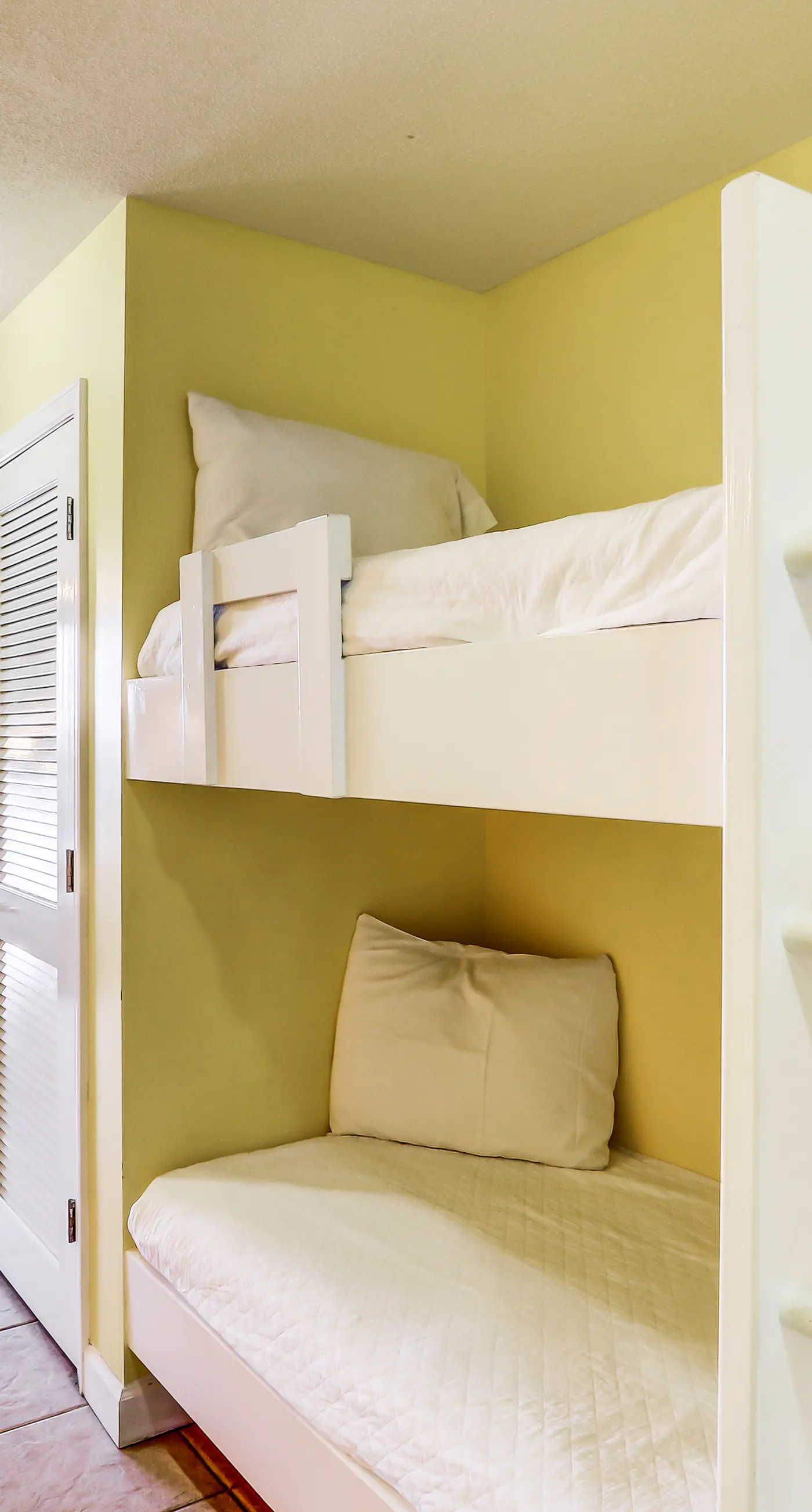 Lovely flat featuring Gulf views, deck, pool & hot tub - great location