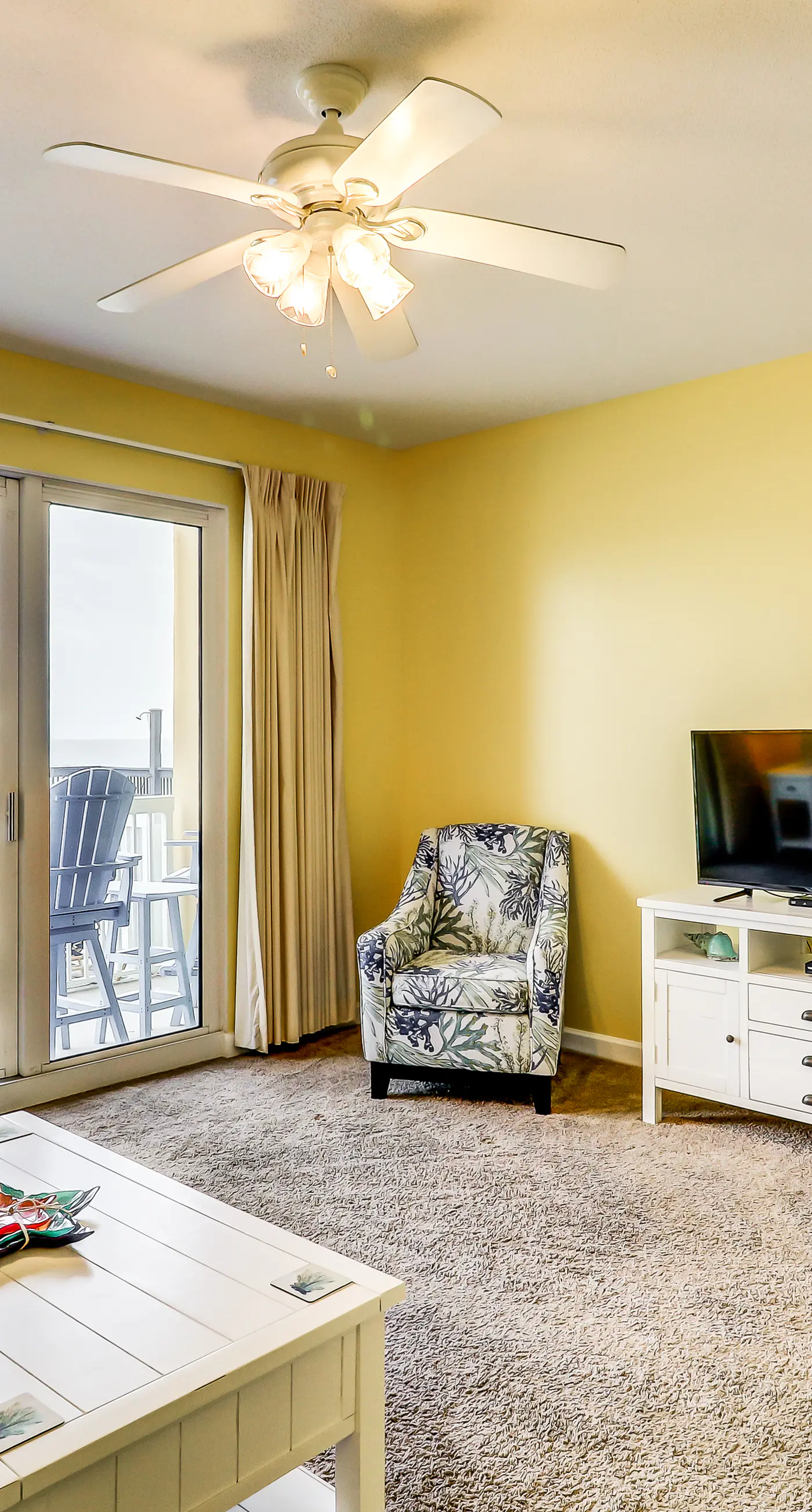 Lovely flat featuring Gulf views, deck, pool & hot tub - great location