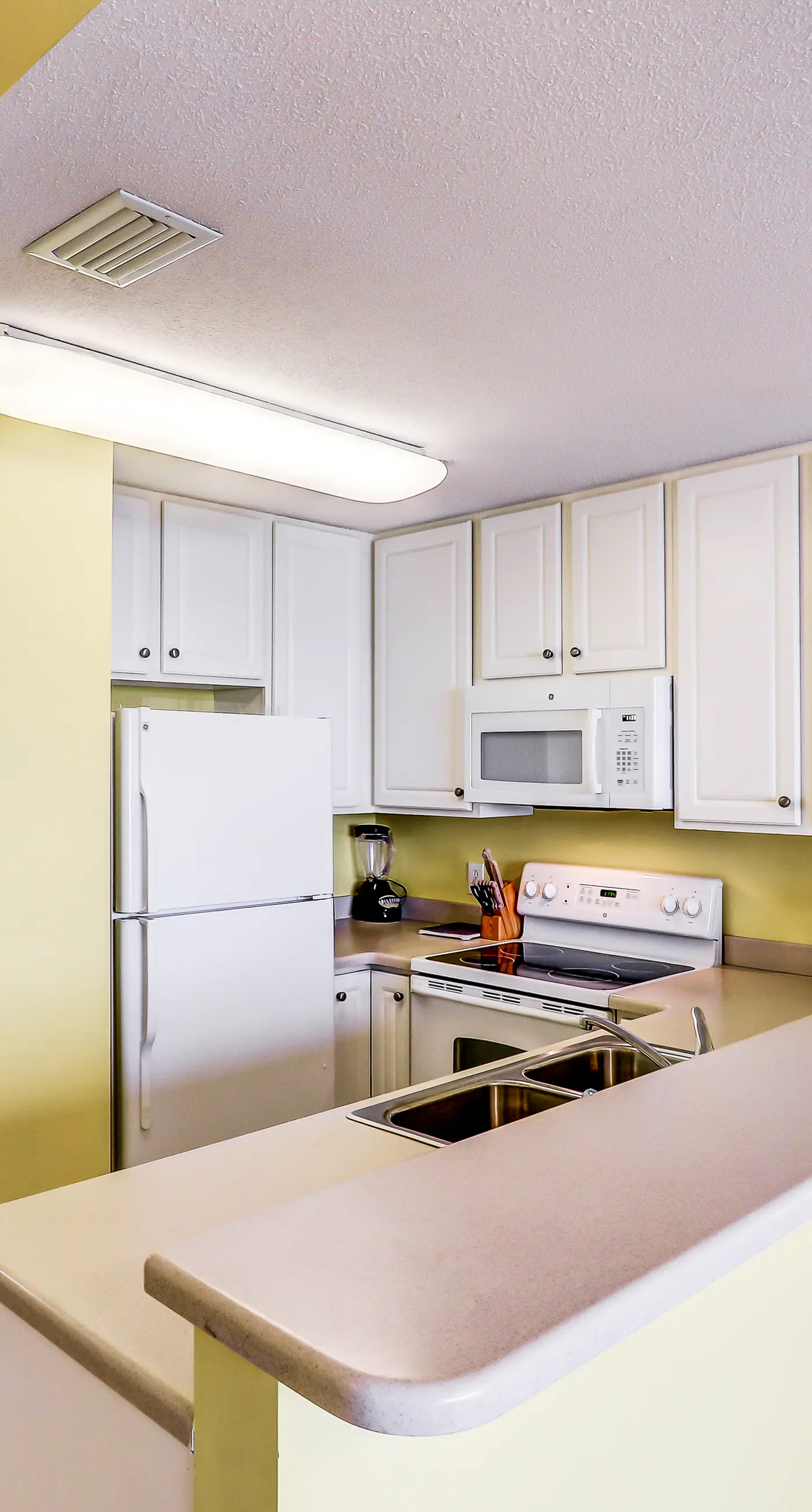 Lovely flat featuring Gulf views, deck, pool & hot tub - great location